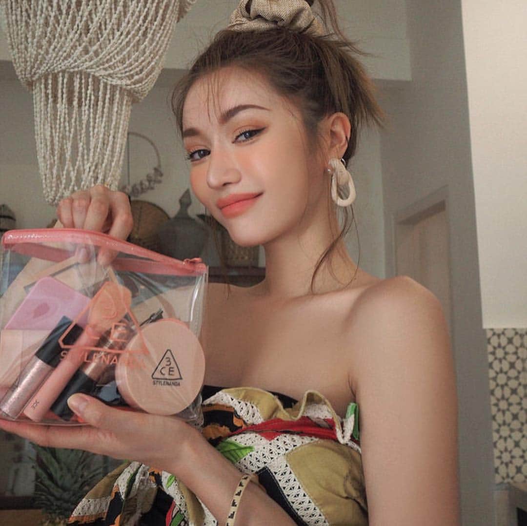 3CE Official Instagramさんのインスタグラム写真 - (3CE Official InstagramInstagram)「#goodmorning 데일리 맑음✨ 비주얼갑 파우치💖 3CE CLEAR TRAPEZE POUCH #PINKBEIGE #3ce #3cepouch #pvcpouch」5月3日 8時16分 - 3ce_official
