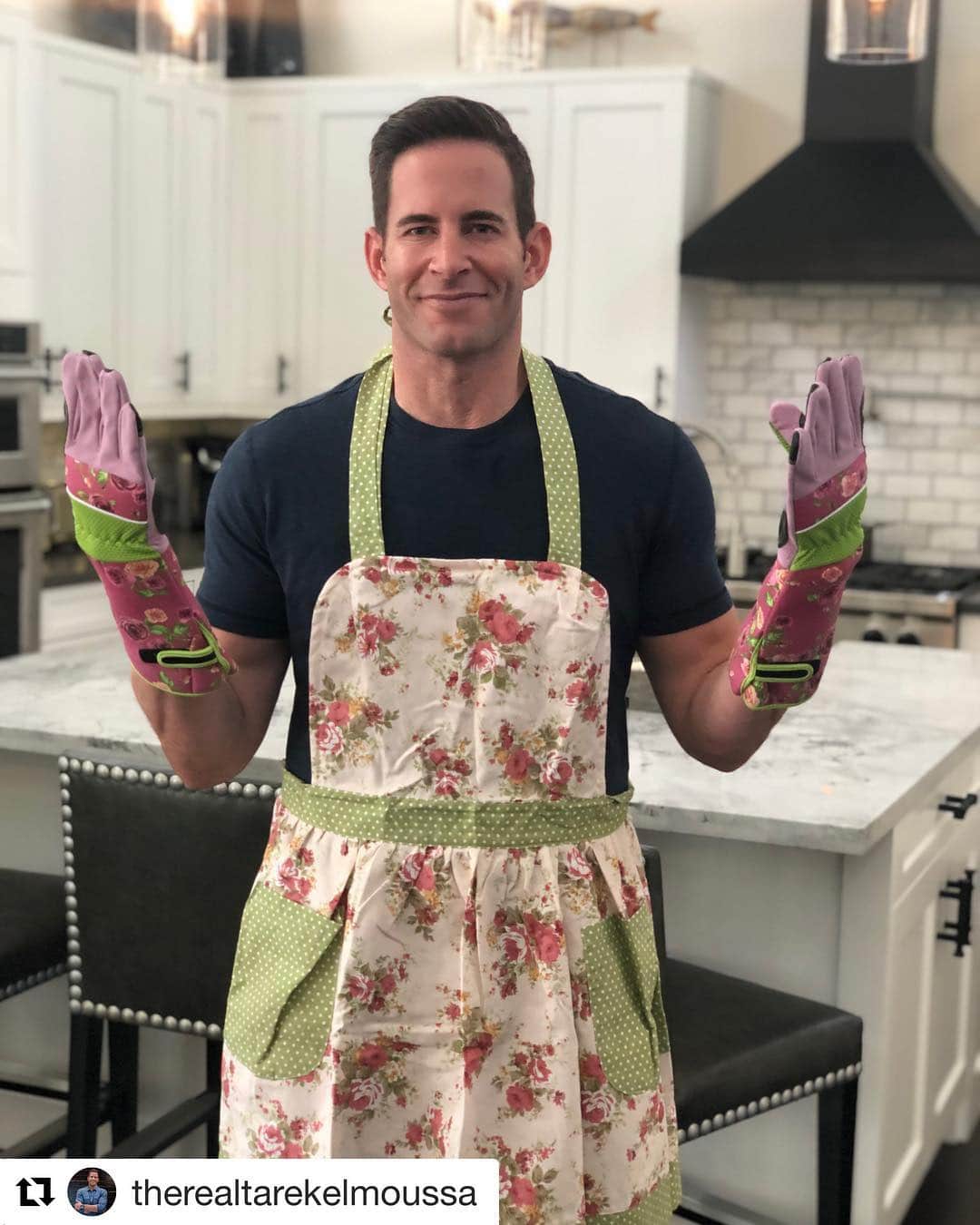 HGTVさんのインスタグラム写真 - (HGTVInstagram)「We’re having so much fun filming Tarek’s new digital series! #Repost @therealtarekelmoussa: What do you think about this🤷‍♂️🤷‍♂️...HGTV Asked me to do a gardening show like they used to have...should I do a garden show!?🤔 . Okay clearly I’m kidding but have you seen “Mean Tweets”?? I did an HGTV version today and OMG it was fun!! . They pulled a bunch of comments from social media about me and I Finally got to respond...on camera😂😂😂 . Anyone else excited for this!!!???🥴🥴🙈」5月3日 8時08分 - hgtv