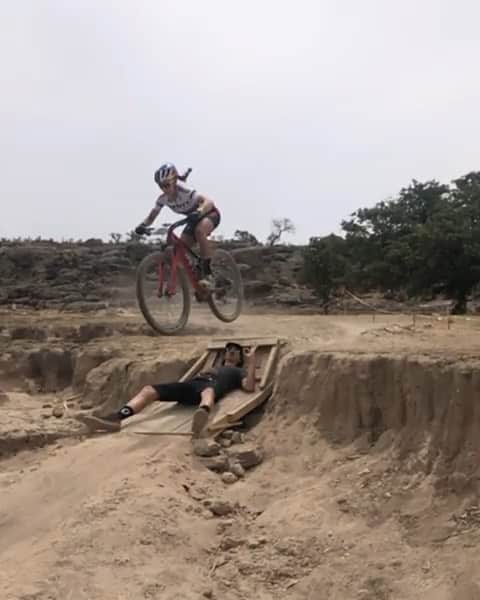 のインスタグラム：「Zero flinching = real friends. 😂 Elite XC World Champ @kateplusfate knows that practice jumps call for extra obstacles.🤘 #teamwork #mtb #ride #jump #friend #givesyouwings」