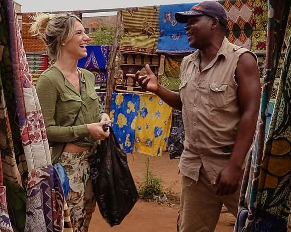 Giovanna Ewbankさんのインスタグラム写真 - (Giovanna EwbankInstagram)「Hoje o #TBT me leva de volta ao Malawi, país da minha filha e do meu coração! 🇲🇼 Que saudades que eu tenho desse lugar!!! Saudade das pessoas, olhares, gestos, dos sorrisos, das recepções, dos gostos, da natureza, lugares, paisagens, dos amores, dos abraços... 🙏🏿🌹❤ Malawi me recebeu como nenhum outro país e me deu o meu maiooor presente do MUNDO! Sou muito grata, Malawi! Em breve estaremos juntos! ❤🌍🌻」5月3日 8時13分 - gioewbank