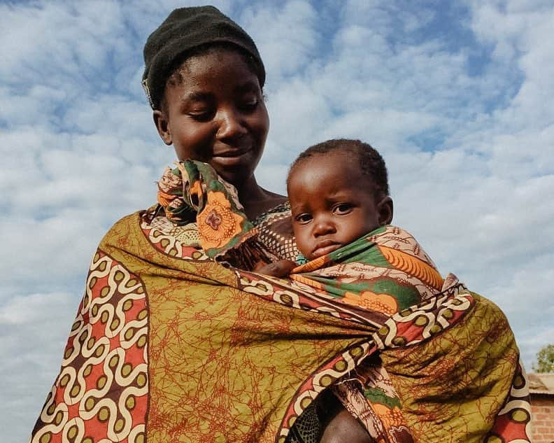 Giovanna Ewbankさんのインスタグラム写真 - (Giovanna EwbankInstagram)「Hoje o #TBT me leva de volta ao Malawi, país da minha filha e do meu coração! 🇲🇼 Que saudades que eu tenho desse lugar!!! Saudade das pessoas, olhares, gestos, dos sorrisos, das recepções, dos gostos, da natureza, lugares, paisagens, dos amores, dos abraços... 🙏🏿🌹❤ Malawi me recebeu como nenhum outro país e me deu o meu maiooor presente do MUNDO! Sou muito grata, Malawi! Em breve estaremos juntos! ❤🌍🌻」5月3日 8時13分 - gioewbank