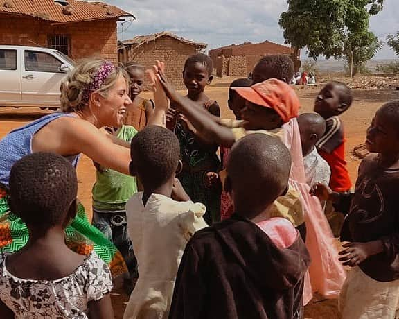 Giovanna Ewbankさんのインスタグラム写真 - (Giovanna EwbankInstagram)「Hoje o #TBT me leva de volta ao Malawi, país da minha filha e do meu coração! 🇲🇼 Que saudades que eu tenho desse lugar!!! Saudade das pessoas, olhares, gestos, dos sorrisos, das recepções, dos gostos, da natureza, lugares, paisagens, dos amores, dos abraços... 🙏🏿🌹❤ Malawi me recebeu como nenhum outro país e me deu o meu maiooor presente do MUNDO! Sou muito grata, Malawi! Em breve estaremos juntos! ❤🌍🌻」5月3日 8時13分 - gioewbank