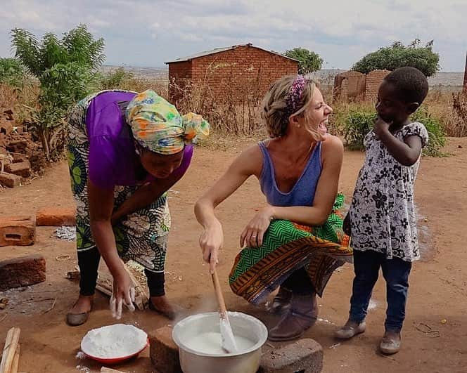 Giovanna Ewbankさんのインスタグラム写真 - (Giovanna EwbankInstagram)「Hoje o #TBT me leva de volta ao Malawi, país da minha filha e do meu coração! 🇲🇼 Que saudades que eu tenho desse lugar!!! Saudade das pessoas, olhares, gestos, dos sorrisos, das recepções, dos gostos, da natureza, lugares, paisagens, dos amores, dos abraços... 🙏🏿🌹❤ Malawi me recebeu como nenhum outro país e me deu o meu maiooor presente do MUNDO! Sou muito grata, Malawi! Em breve estaremos juntos! ❤🌍🌻」5月3日 8時13分 - gioewbank