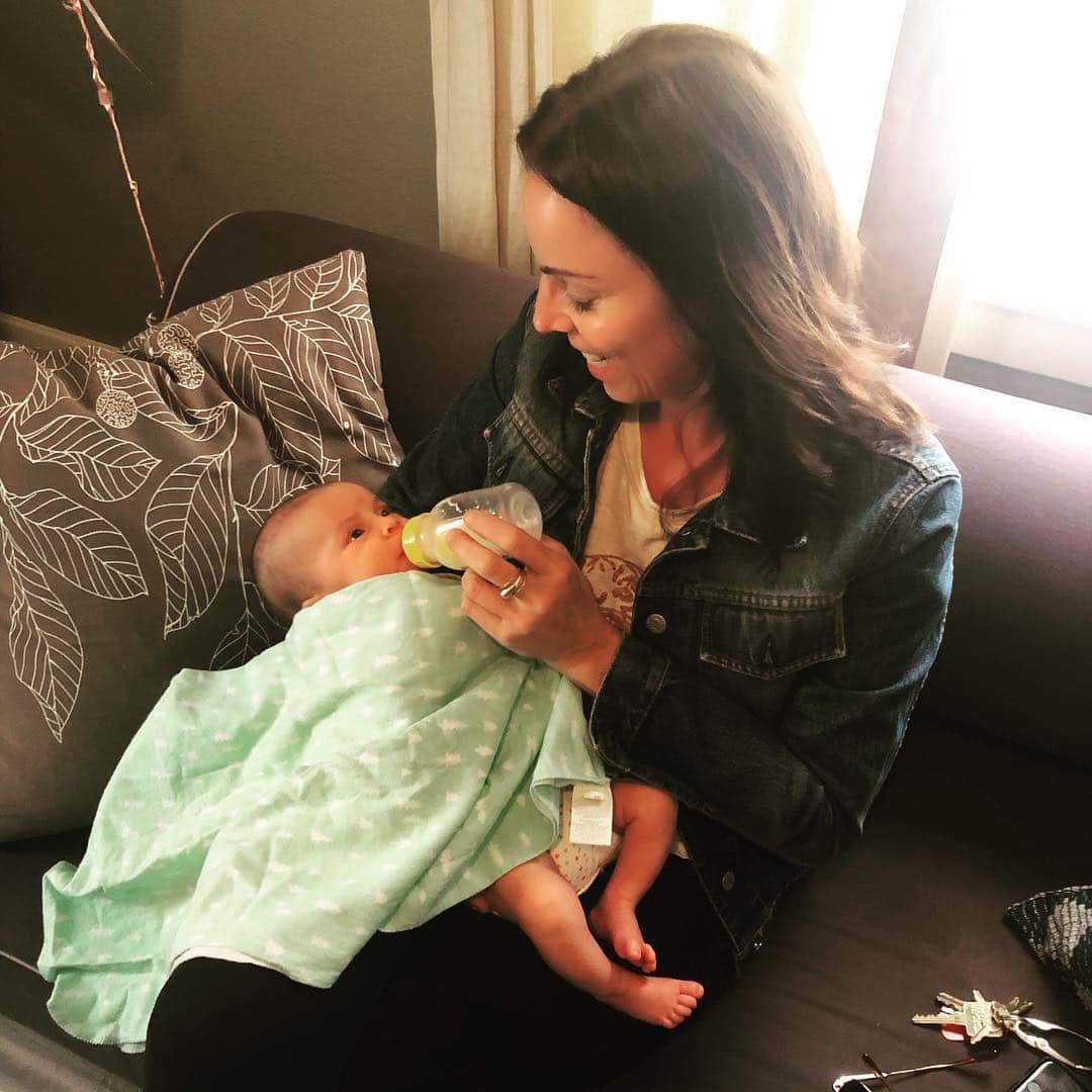 のインスタグラム：「I had the pleasure of meeting this little nugget today. Congratulations @_moda_md and @paul.comas for creating such a gorgeous little creature. #daphnelinn #auntiekk #newlife #minimodamd #newbabysmell」