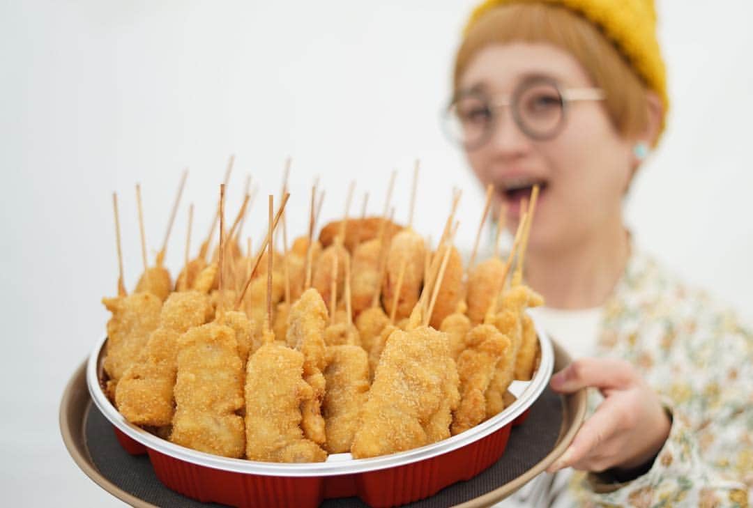 のインスタグラム：「人形町串屋 あげとん さんから 肉串超盛り！  もりもりにこれでもか〜！と大量の串カツ〜〜〜！ これぞ、食えるもんなら食ってみろ！ と言わんばかりのインパクト！  でも１本１本の串カツはめちゃめちゃサクサク！ 衣も油っぽくなくかる〜いです！  ロシアン豚肉がお気に入りです！ 衣の香りも良かったので、本当に調味料なしでもりもり行けました！  大食いラリーは３ポイント  #よみうりランド  #ロシアン佐藤 #食フェス #おなかがすいたらモンスター  #全国ご当地肉グルメ祭」