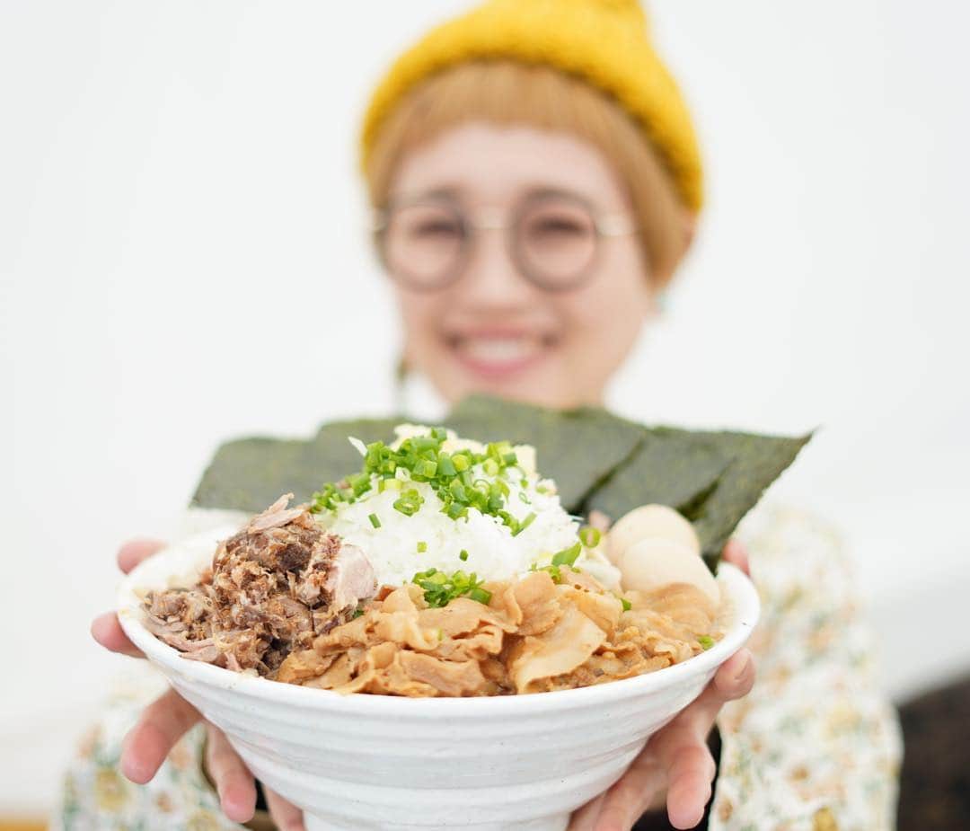 ロシアン佐藤のインスタグラム：「厳選煮干しらーめん 初代にぼ助 さん 爆盛りチャーシュー麺！ 超弩級サイズのチャーシュー麺！ トロトロのチャーシュー、甘辛い豚バラ肉、角切りチャーシューなどお肉盛りだくさん＋背脂たっぷりな濃厚煮干しラーメン！！ モリモリのお肉たちにめっちゃテンションが上りました♥  煮干しの香りはくどくなくてスープ自体はとってもスッキリ！ だけど、ニンニクや、背脂がブレンドされてチョーパンチのあるド級の１杯に仕上がっています！  ご店主さんが時間がたっても美味しく食べられるようにと、麺の茹で加減を計算してく出さっていて、デカ盛りでも最後までペロッと完食できました〜！ ラリーポイントは 堂々の３ポイント！ #よみうりランド  #ロシアン佐藤 #食フェス #おなかがすいたらモンスター  #全国ご当地肉グルメ祭」