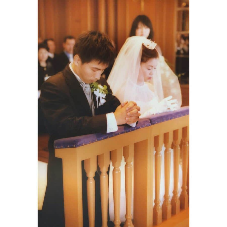 ゼクシィさんのインスタグラム写真 - (ゼクシィInstagram)「【GW特別企画　平成のWeddingプレーバック！】 . 31年にわたる“平成の結婚式”の変遷を、 当時のエピソードとともに振り返る、 7日連続の特別企画👰💐 . 平成の花嫁花婿 Entry No.9 ▼平成16年／2004年11月21日挙式 ▼Jさん・Rさん（当時24歳・22歳） ▼＠ホテルニューグランド . ▼当時のエピソード 「ひざまづいてお祈りするスタイルの挙式は、 自分が経験するまで知らなかったので、 新鮮で神聖な気持ちになれました☺️ . ブーケトスが飛びすぎて誰も取れなかった！  そんな失敗も、今では良い思い出です😛💕」 . . #ゼクシィ#ちーむゼクシィ #プレ花嫁#日本中のプレ花嫁さんと繋がりたい#全国のプレ花嫁さんと繋がりたい#結婚準備#結婚式準備 _ #結婚式#ウェディング#平成最後の#tb平成ウェディング#ウェディングドレス#前撮り#ブーケトス#ウェルカムボード#結婚指輪 _ #マリッジリング#婚約#感謝#花嫁ネイル#ブライダルネイル#ピンクネイル#結婚式集合写真#誓い#ホテルウェディング#結婚写真 _ #ウェディングフォト#平成を振り返る#平成婚#平成花嫁」5月3日 8時21分 - zexyrecruit