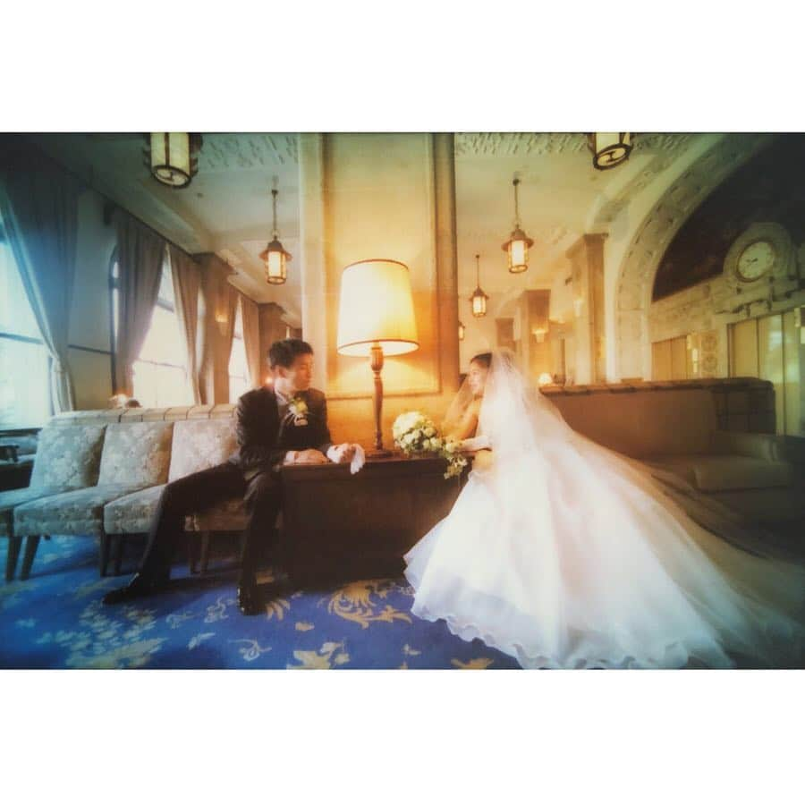 ゼクシィさんのインスタグラム写真 - (ゼクシィInstagram)「【GW特別企画　平成のWeddingプレーバック！】 . 31年にわたる“平成の結婚式”の変遷を、 当時のエピソードとともに振り返る、 7日連続の特別企画👰💐 . 平成の花嫁花婿 Entry No.9 ▼平成16年／2004年11月21日挙式 ▼Jさん・Rさん（当時24歳・22歳） ▼＠ホテルニューグランド . ▼当時のエピソード 「ひざまづいてお祈りするスタイルの挙式は、 自分が経験するまで知らなかったので、 新鮮で神聖な気持ちになれました☺️ . ブーケトスが飛びすぎて誰も取れなかった！  そんな失敗も、今では良い思い出です😛💕」 . . #ゼクシィ#ちーむゼクシィ #プレ花嫁#日本中のプレ花嫁さんと繋がりたい#全国のプレ花嫁さんと繋がりたい#結婚準備#結婚式準備 _ #結婚式#ウェディング#平成最後の#tb平成ウェディング#ウェディングドレス#前撮り#ブーケトス#ウェルカムボード#結婚指輪 _ #マリッジリング#婚約#感謝#花嫁ネイル#ブライダルネイル#ピンクネイル#結婚式集合写真#誓い#ホテルウェディング#結婚写真 _ #ウェディングフォト#平成を振り返る#平成婚#平成花嫁」5月3日 8時21分 - zexyrecruit