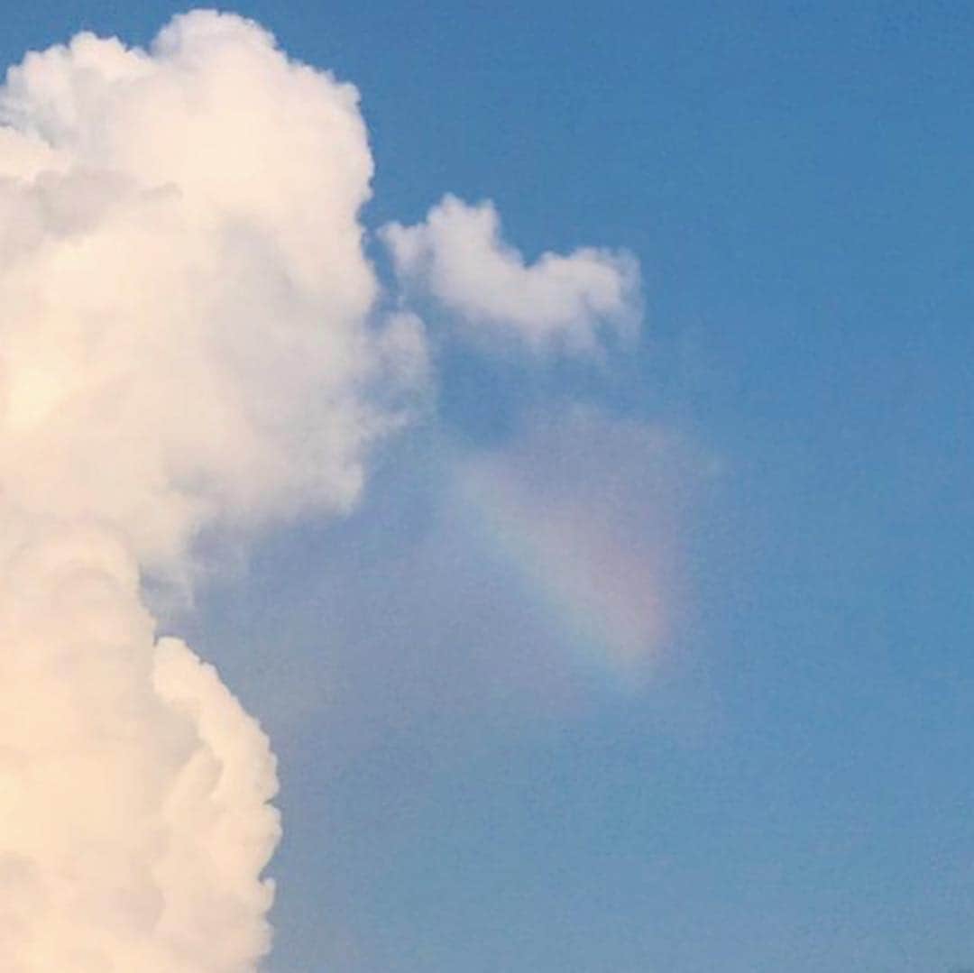 安珠さんのインスタグラム写真 - (安珠Instagram)「沖縄の妹姫より伊平屋島へ渡るときの写メをもらいました 虹🌈に雲のお馬さん🐴✨ 馬は神様の使い 令和 縁起いいな！  左の雲も人に見えてきた 神から生まれた神馬が地上に降りるところ  に見えてきた！  #観想を楽しむ #神馬 #雲 #令和」5月3日 8時29分 - anjuphotographer