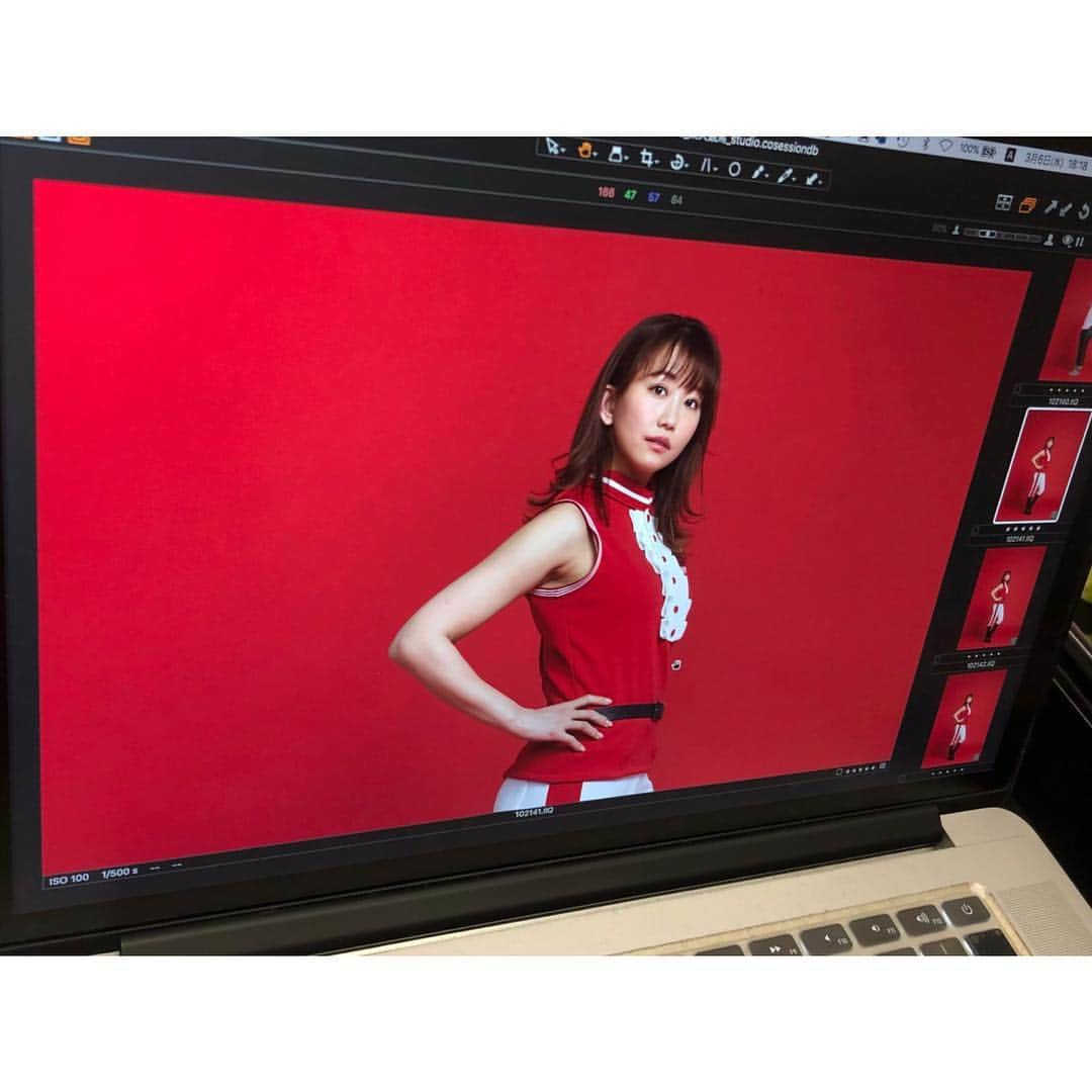 津田麻莉奈さんのインスタグラム写真 - (津田麻莉奈Instagram)「#おはよーちゃん 楽天競馬 新CM&スチール撮影の時の🥰 この衣装、なんとなくサリーちゃん風やなと思ってしまう私は#昭和生まれ …🤭 ⁑ 今日も14:30〜21:00 楽天競馬presents ゴールデンウィーク特別予想番組‼️ (わたしの出演は15時頃まで) ↓ #マネックス証券 #米雇用統計中継 (21:00〜22:00) ↓ #JSPORTS「#MLBイッキ見 ！」 (22:00〜22:45) ⁑ 有難いけど、なかなかカオスなスケジュールです😱笑 夜までがんばります🙌 それぞれの番組、良かったらご覧くださいね🌼 ⁑ ⁑ #gm #おはよう #楽天競馬 #GW特番 #gw  #競馬 #競馬予想 #競馬番組  #雇用統計 #米雇用統計 #マーケット #投資  #MLB #majorleaguebaseball #メジャーリーグ #まりなる #津田麻莉奈」5月3日 8時41分 - tsudamarinal