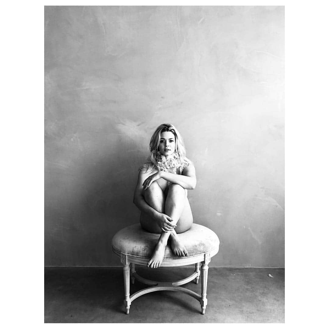 サーシャ・ピーターズのインスタグラム：「Happy #mentalhealthawareness month. I think a lot of people are scared of the term mental health. Why is it so taboo to talk about? We as a society seem to be way too concerned about what people think. We are all guilty of it. We are all guilty of comparing ourselves to others, feeling like we aren’t valuable, like we don’t deserve or aren’t worthy of the things we hope for in life. Or worse, we think those things about others. We shouldn’t fear each other. After all, we are all in this together. It’s essential that we work towards healing ourselves from the inside out. Every day. Everybody should be doing their best to keep their mental health in check, and that means we should be having #realconvo’s about the way we feel and why. Don’t be afraid to ask questions. Don’t be afraid to be raw. That’s where we find the diamonds within us. Go to @afspnational to find out more.  Photo cred: @elizabethmessina」