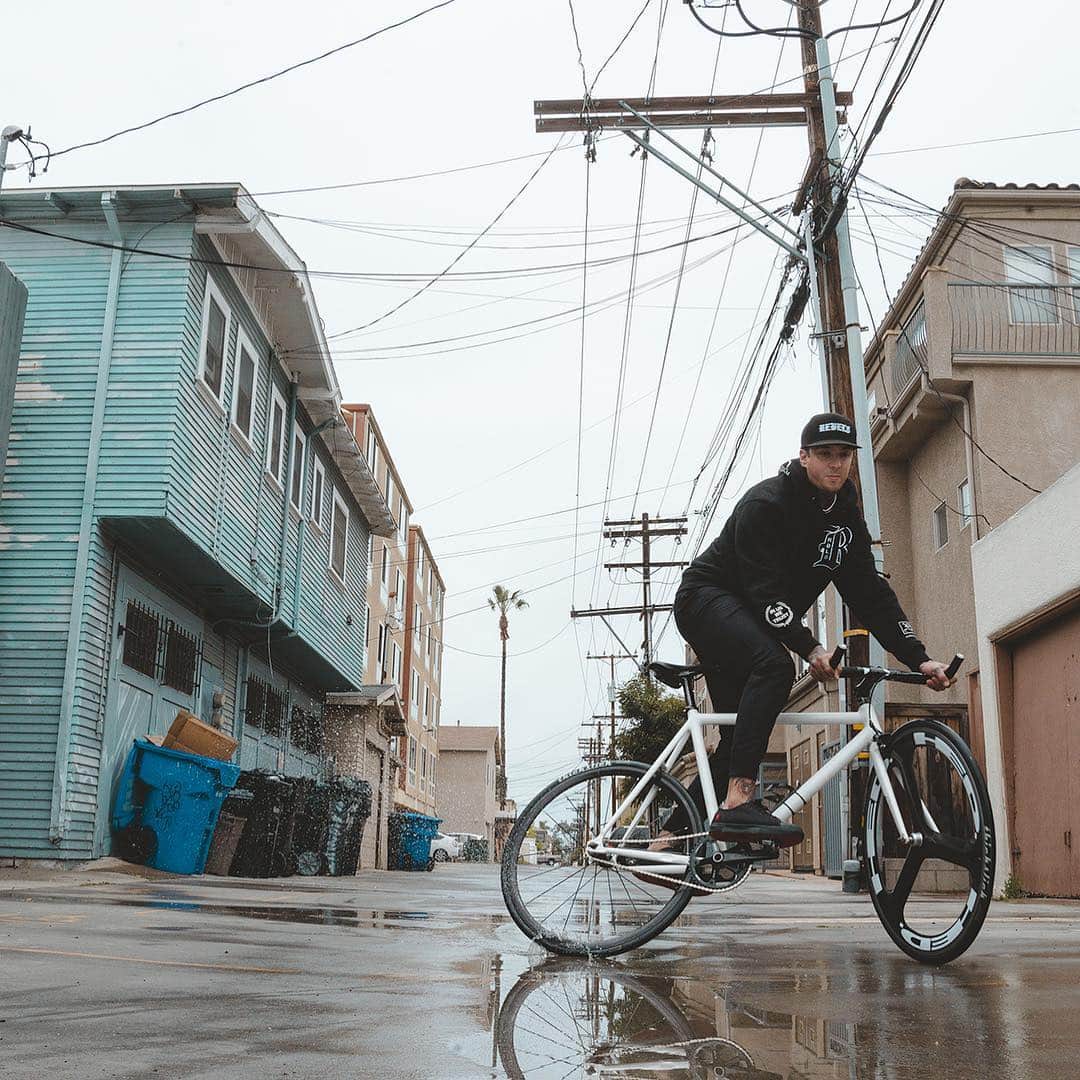 トニー・ペリーのインスタグラム：「🚴‍♂️💨」