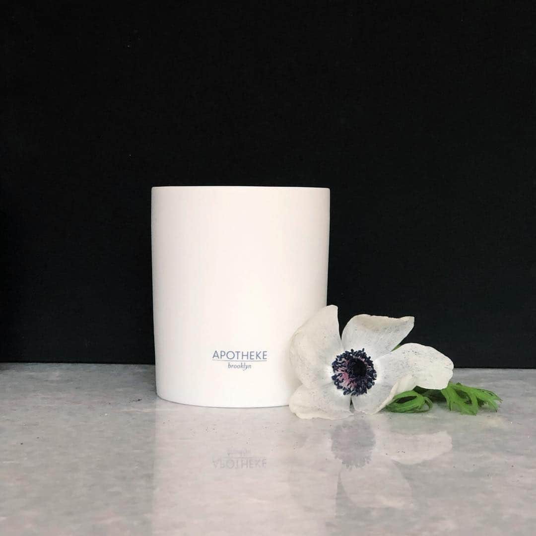 ジェシカ・ゾアのインスタグラム：「My Grandpa always said “take time to smell the roses” because I was always on the go. What I think he meant by that was... take time to enjoy the special little moments in life! This was the inspiration for my signature candle with @apothekeco」
