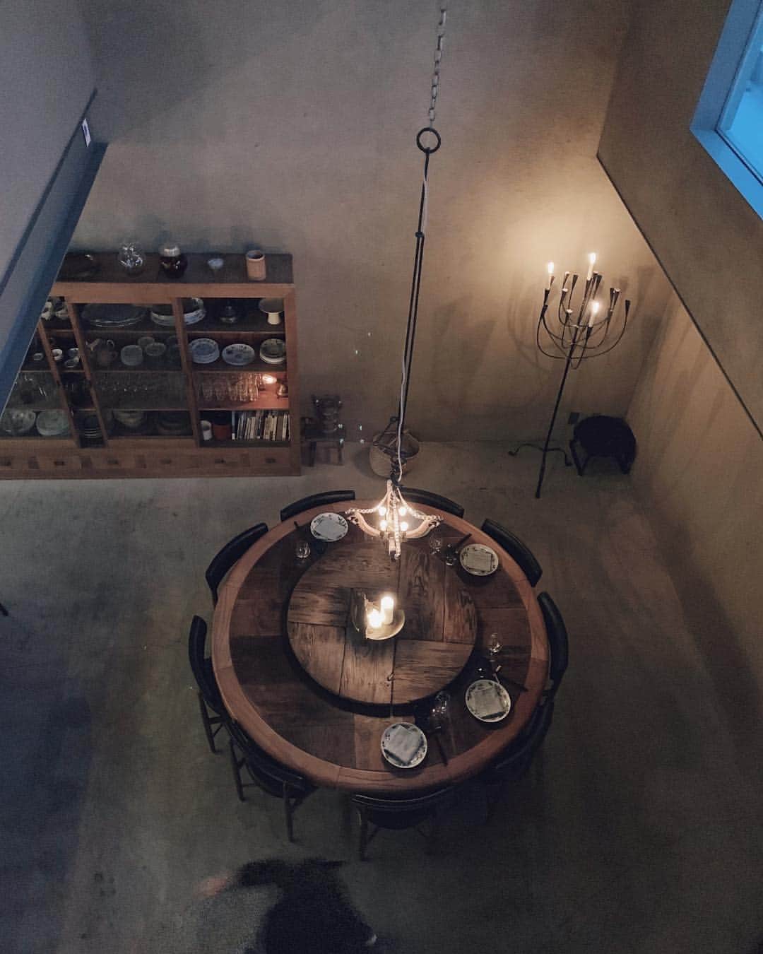 のインスタグラム：「Farmoon 🍽 . . ここ最近行ったお店の中で最も興奮してしまったレストラン。 . 素敵な空間の中で 雅代さん @masayofunakoshi の お料理を頂くことができて終始感動🌿 . . 山椒の葉が沢山使われていて、 香りのアプローチに毎回驚きました。 . . 幸せなひと時だった🌕 . . #farmoon #kyotorestaurant #dinner #interior #art #travelphotography #kyototrip #amazingdinner」