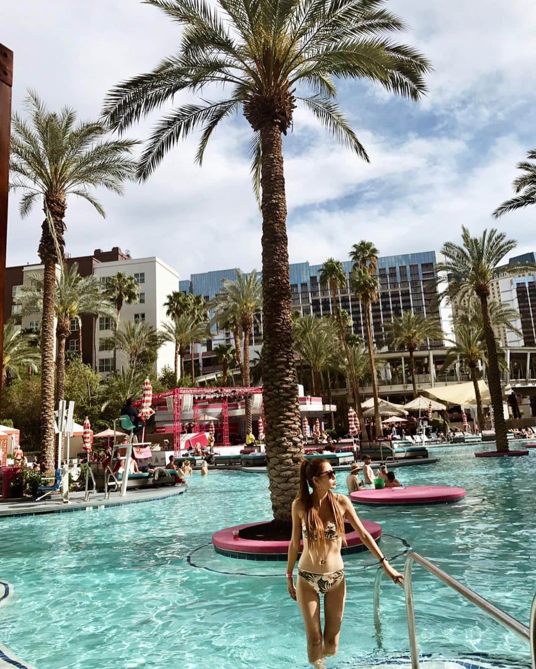 宮崎沙矢加さんのインスタグラム写真 - (宮崎沙矢加Instagram)「Vegas babe😎🌴This is summer already👙🍍 . . . 久しぶりのラスベガス楽しすぎた👱🏽‍♀️🌴🌴 #lasvegas #Vegas #picoftheday #trip #palmtrees #pool #photogenic #poolparty」5月3日 8時52分 - sarah___audrey
