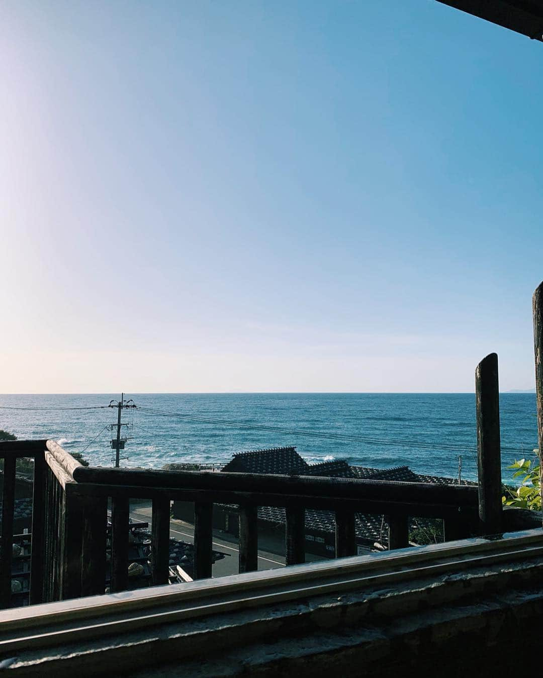 平アスカさんのインスタグラム写真 - (平アスカInstagram)「. おはよう〜💖🌿 お部屋のテラスからの景色。 明治40年築の古民家を移築、改装してつくられたオーナーの岩川さんのいろんな想いの詰まった宿でした🥰 お食事も地元の食材でシンプルなお料理が素材そのものの味を感じれて、美味しすぎて幸せすぎた💖 波の音、夜の満天の星空が最高に美しくて感動した🌌💕 三岳を片手に、お父さんといろんなお話しできたのもほんとに嬉しかったな‼️😆 お父さん、お母さん、息子さん、スタッフさんの温かさをたくさん感じた☺️また絶対帰ろう🥰 #送陽邸 #鹿児島  #エコツアー #屋久島 #白谷雲水峡 #苔むす森 #トレッキング #もののけ姫の森 #屋久杉 #古民家 #日本文化 #いなか浜」5月3日 8時52分 - asucataira