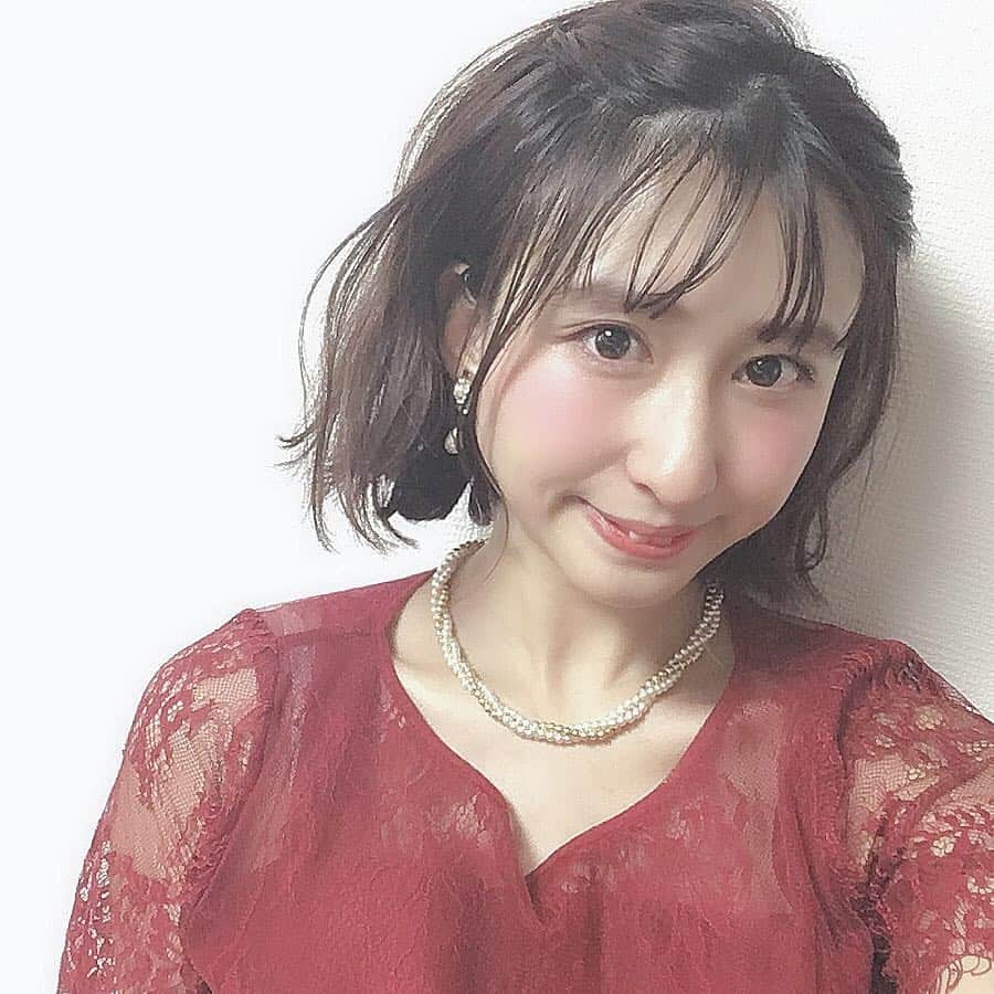 のインスタグラム：「ㅤㅤㅤㅤㅤㅤㅤㅤㅤㅤㅤㅤㅤ ㅤㅤㅤㅤㅤㅤㅤㅤㅤㅤㅤㅤㅤ 先日友達の#結婚式 で着た (@dorry_doll_official )さんの #ドレスワンピース …！ 中がリボンで調整できる #ジャンパースカート だから #マタニティドレス としても使えて優秀〜𓇼 ㅤㅤㅤㅤㅤㅤㅤㅤㅤㅤㅤㅤㅤ 朝家事がバタバタで髪巻くくらいしかできなかったから 髪型は式場のトイレにて即興で、、、（笑） ねじってアメピンで止めただけの#簡単アレンジ です✌︎ ㅤㅤㅤㅤㅤㅤㅤㅤㅤㅤㅤㅤㅤ #お呼ばれヘア #お呼ばれドレス #お呼ばれコーデ #マタニティコーデ #結婚式コーデ #赤ドレス #dress #二次会ドレス #マタニティワンピース #ボブアレンジ #ヘアアレンジ #シースルーバング #女の子ママ #mamagirl #第二子妊娠中 #マタニティライフ」