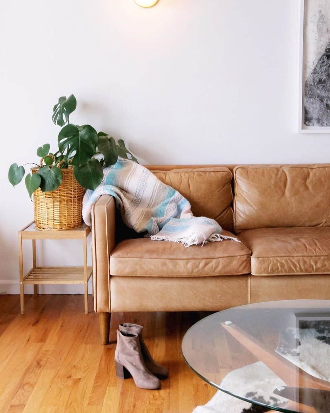 west elmさんのインスタグラム写真 - (west elmInstagram)「Finally, a tried-and-true sofa that makes you just want to kick off your shoes + relax. 👢Thanks for sharing this shot of your Hamilton Sofa @achillea_design_co! Want to share your style? Tag or mention us @westelm! #mywestelm #relaxationgoals #modernlivingroom #leathersofa」5月3日 8時57分 - westelm