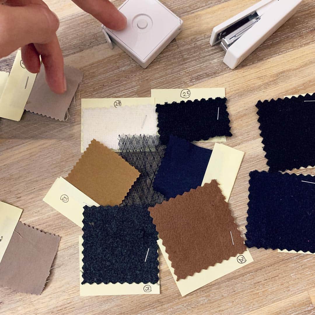 MEGのインスタグラム：「カロリナのブラックラインの秋冬コレクションを現在製作中。東京から届いた生地サンプルを色々組み合わせてみるが、見事に色決めに煮詰まった。一旦忘れて明日また見てみる。寝る！」