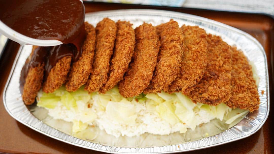 ロシアン佐藤のインスタグラム：「兵庫県から 加古川大食いかつめし！ 塩茹でキャベツときれいに整列したかつの上にデミソースがとろーり！ 見た目はヘビー！？なかんじですが、 茹でキャベツが絶妙な箸休めになって、こってり濃厚なカツとご飯が 止まりません！ キャベツにデミをたっぷりまとわせて食べるのもまた最高！ こちらもほんとうに２ポイントか！？と思うでっかいプレート！ 大人数で食べたいときは絶対お得です！ 大食いラリー２ポイントゲットの商品！  #よみうりランド  #ロシアン佐藤 #食フェス #おなかがすいたらモンスター  #全国ご当地肉グルメ祭」