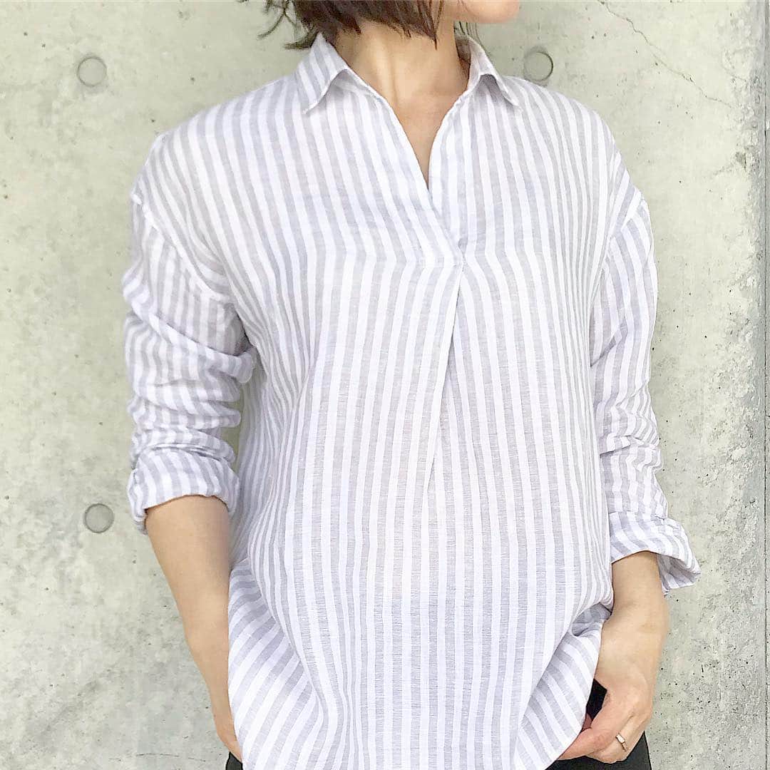 のインスタグラム：「* * @uniqlo のリネンシャツ❤︎ #プレミアムリネンストライプスキッパーシャツ。 サラリと羽織れて着まわし抜群☆ 主張の強すぎないストライプがいい。 * * #uniqlo #uniqloginza #uniqloginza2019ss  #リネンシャツ #高見えコーデ #ユニクロ #ユニクロコーデ #今日のコーデ  #今日のファッション #今日の服 #着まわし  #着まわしコーデ #春コーデ #大人可愛い #服 #着まわし術 #シンプルコーデ #mery #プチプラファッション #ロカリ #fashion #シャツコーデ #シンプルコーデ #シンプル」