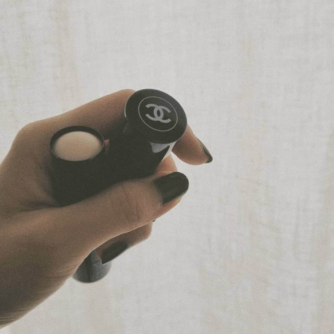 neokazumiのインスタグラム：「﻿ つやつやになるボーム﻿ ﻿ 再入荷してたから買ってみた﻿ ﻿ GW後半はこれでテンション﻿ ﻿ 上げていきます﻿ ﻿ #chanel#ボームエサンシエルスカルプティング#chanelmakeup#つや肌メイク」