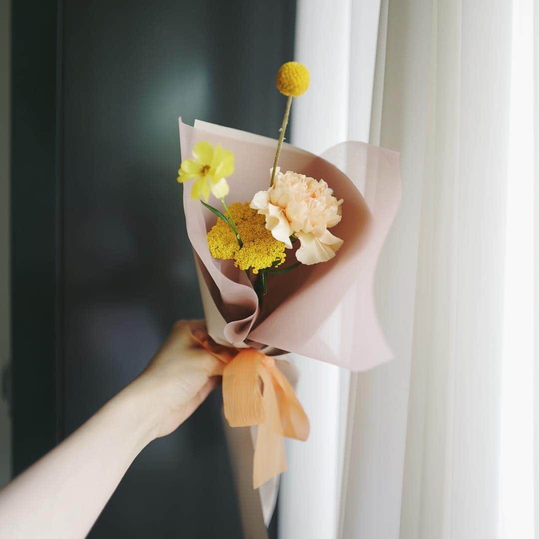 JF flower Shopさんのインスタグラム写真 - (JF flower ShopInstagram)「어버이날 한송이 포장도 가능합니다 ✨ Jf flower shop. . . . .#2019jfflowershop #jfflowershop #flower #florist #floral #flowerlesson #koreanflorist #flowerstagram  #koreanflower  #웨딩부케 #플로리스트 #플로리스트수업 #핸드타이드  #범계플라워레슨 #꽃꽂이 #플라워레슨 #꽃꽂이수업 #안양꽃집 #범계꽃집 #평촌꽃집 #과천꽃집 #인덕원꽃집 #동편마을꽃집 #포일동꽃집 #내손동꽃집 #의왕꽃집 #花#花艺」5月3日 9時19分 - jfflowershop