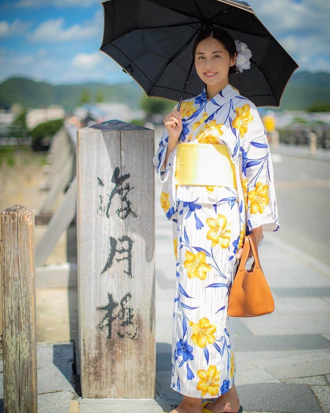 上田真実さんのインスタグラム写真 - (上田真実Instagram)「* * * * おはようございます♬ * 今日は2日ぶりにスタジオ練習してきます🎤✭ ちょっとずつ生活リズム直していこ☺︎*ᕷ˖° * 昨年の浴衣photo②📸♡ * * * * #三上スピカ #SPIKA #モデル #タレント #アーティスト #撮影会 #撮影会モデル #ポートレート #ポートレートモデル #カメラ好きな人と繋がりたい #写真好きな人と繋がりたい #浴衣ヘア #黒髪 #清楚 #透明感 #写真撮ってる人と繋がりたい #ポートレートしま専科 #ファインダー越しの私の世界 #作品撮り #浴衣 #浴衣ポートレート #浴衣姿 #見返り #伏し目 #京都 #嵐山 #渡月橋 #model#yukata#kyoto」5月3日 9時20分 - spk05290