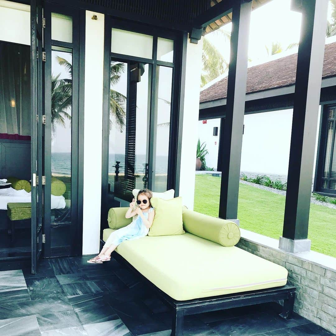 渡辺由香さんのインスタグラム写真 - (渡辺由香Instagram)「#vietnam #hoian #fourseasons #kidstravel #familytrip #2019gw  ホイアンの方のホテルに移動したよ 前のプール付きのお部屋もサイコーだったけど @fsnamhai  フォーシーズンズはやはりビックリするぐらい素晴らしい🇻🇳✨ アップ溜まってるの帰国後にゆるゆるっとあげてきます  #ベトナム旅行 #6歳 #家族旅行 #フォーシーズンズ」5月3日 9時27分 - yukawatanabe_hanabo