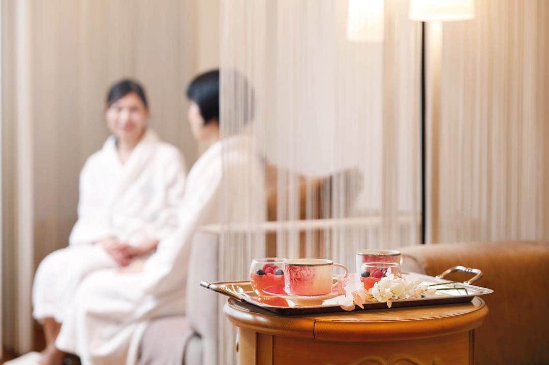 THE WESTIN TOKYO | ウェスティンホテル東京さんのインスタグラム写真 - (THE WESTIN TOKYO | ウェスティンホテル東京Instagram)「5/12(日)の母の日のプレゼントに、極上のヨーロピアンセラピーをお2人で体験する「ル・スパ・パリジエン」のペア・カップルトリートメント「ドゥーザンサンブル」はいかがですか？丁寧なカウンセリングで、お1人おひとりにあわせたトリートメントをお楽しみいただけ、平日のご利用の場合、さらに「ザ・ラウンジ」でのケーキセットが付きます。 また、保湿効果の高い「サンパーH2Oマスク」が特別につく、「母の日ギフト券」もご用意。母の日ギフト券の購入は5/12までお電話で承ります。  詳細はプロファイルのリンク🔗より👉👉 ...... Has the stress of travelling got you down? After a long day of excursion, head to Le Spa Parisien and treat yourself to a special moment of reinvigoration. With our special “Doux ensemble” treatment designed for two - you will unwind with your beloved or best friend with your choice of body or detox facial treatments in our well-appointed spa suite.  For guests visiting us on weekdays, you will receive an additional dainty cake set at The Lounge as a special treat to your itinerary. Visit our bio link 🔗for more details👉👉 ...... #ウェスティンホテル東京 #ウェスティンホテル #ウェスティン #ホテル #東京 #恵比寿 #母の日 #母の日ギフト #お母さん #スパ #スパトリートメント #ギフト券 #サンパー #サンパーマスク  #WestinTokyo #westinhotel #thewestintokyo #westin #hotel #tokyo #ebisu #spa #treatment #mothersday #massage #sampar #samparmask #spatreatment #tokyospa #hotelspa」5月3日 9時31分 - westintokyo