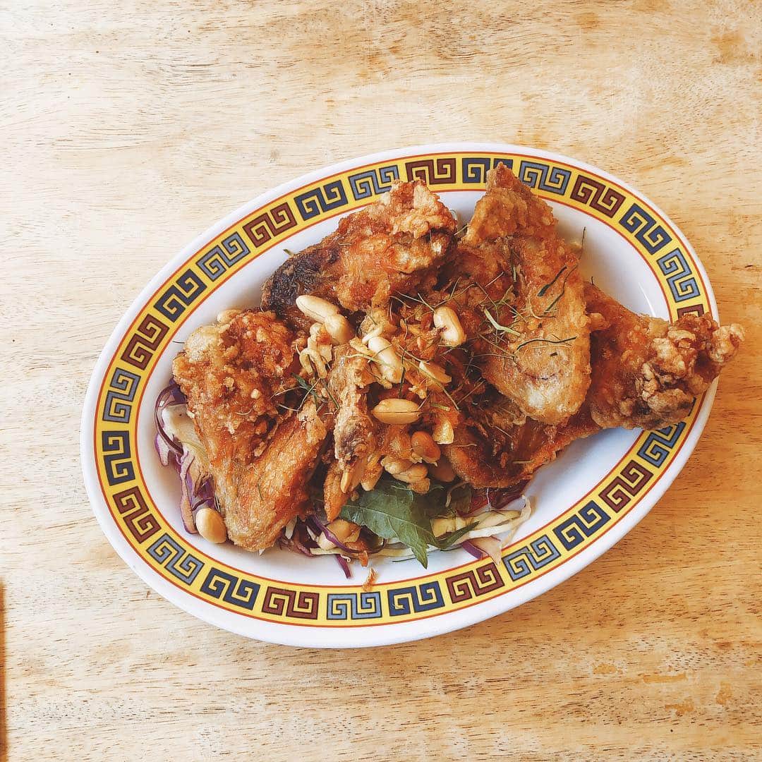 加護亜依さんのインスタグラム写真 - (加護亜依Instagram)「Fried Chicken 🍗 パクチーとローズマリー、それにピーナッツって意外と合うんだ🤔」5月3日 9時32分 - ai.1988kg