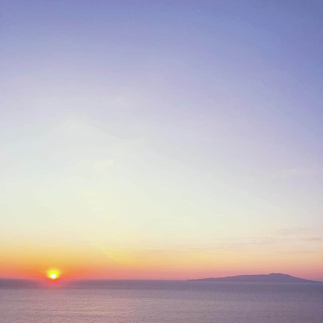 石野千尋さんのインスタグラム写真 - (石野千尋Instagram)「good morning ☀︎ 日の出と海と温泉 ♨︎ ♡ . . . . #sunrise #photographer #onsen #trip #japan #🌞 #♨️」5月3日 9時45分 - chihiroishino