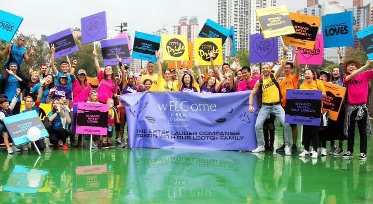 M·A·C Cosmetics Hong Kongさんのインスタグラム写真 - (M·A·C Cosmetics Hong KongInstagram)「M·A·C  香港團隊為進一步宣揚 VIVA GLAM精神，去年11月聯同雅詩蘭黛集團支持同志平權組織wELCome Group參與香港同志遊行，同時由M·A·C 化妝師攜手以妝藝為遊行參與者畫上寓意希望的彩虹圖案，爭取同志平等權利，宣揚大愛訊息，為LGBTQ+社群發聲！ #MACHongKong #WORLDAIDSDAY #MACCARES #MAC傳達愛 #VIVAGLAM Photo by: @mdkistler  Expanding VIVA GLAM‘s big love and care to the LGBTQ+ community, M·A·C Hong Kong Team x wELCome Group celebrated Pride with our artistry by having our M·A·C Artists painted rainbow, that represents hope & LGBT rights on participants’ faces at Hong Kong Pride Parade 2018!」5月3日 10時00分 - maccosmeticshk