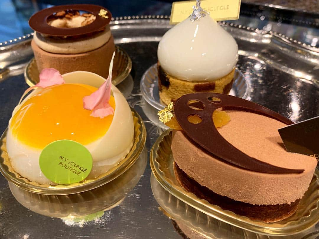 InterContinental Tokyo Bayさんのインスタグラム写真 - (InterContinental Tokyo BayInstagram)「4月27日より、4種の新しいケーキが登場しました🍰 🍌コーヒー・バナナとマスカルポーネのクリームを使ったムースケーキの「コロッセオ」 🍊ホワイトチョコレートのムースとオレンジのゼリー、ミルクチョコレートのクリームを使った「グラディエーター」 🍫ミルクチョコレートとアマレットのムース、チョコレートのタルト、中にはアプリコットのゼリーが入った「カヴァッロ」 🍍フロマージュブランのムース、パイナップルとパッションフルーツのクリームを使った「カステッロ」 🥇『コロッセオ』と『グラディエーター』は、エグゼクティヴシェフパティシエ徳永が、2010年ルクサルド・グラン・プレミオで優勝したケーキです🏆 チョコレート好きにはたまらない逸品です😍 ぜひこの機会にお試しください。 . ＊こちらの投稿は、肖像権の問題で一度削除させていただきました。申し訳ございませんがご理解いただけますようお願い申し上げます。  #インターコンチネンタル東京ベイ#intercontinentaltokyobay#徳永純司#Junji Tokunaga #nyラウンジブティック #nyloungeboutique  #ニューヨークラウンジブティック#NewYorkLoungeBoutique#ケーキ#新作 #チョコレート#チョコレートケーキ #ルクサルドグランプレミオ#優勝作品#かわいい #おしゃれ #スイーツ #スイーツ巡り #スイーツ好き」5月3日 9時53分 - intercontitokyobay