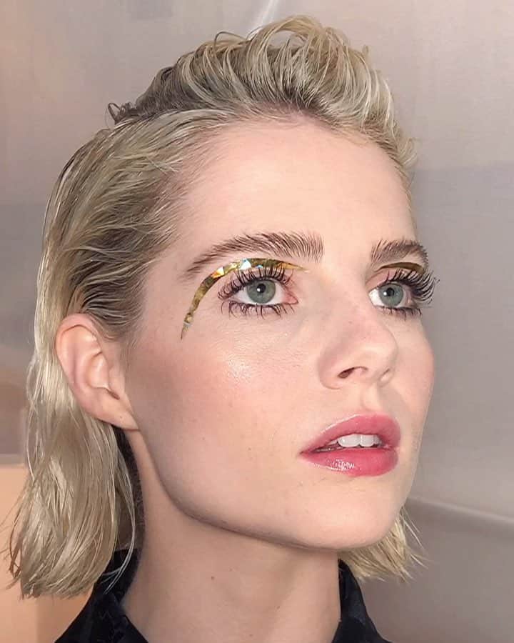 JO BAKERのインスタグラム：「L U C Y • B O Y N T O N 🇬🇧 REPRESENTING #GREATBRITAIN I give you #lucyboynton my #muse bird..... pre #metball parading with @prada !! Style @leithclark  Hair @jennychohair  Nails - don’t know your insta but will add u shortly  Makeup - by me #jobakermakeupartist using @chantecaille , @nars and @thelordjones 💋」