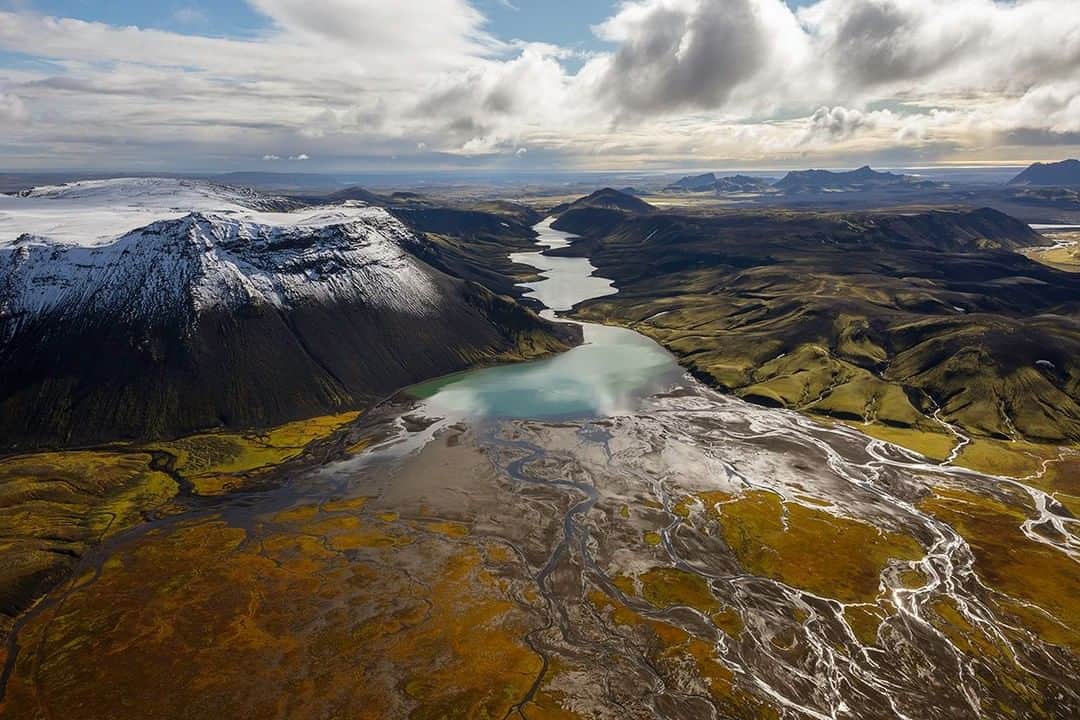 National Geographic Travelさんのインスタグラム写真 - (National Geographic TravelInstagram)「Photo by @mborowick | The highlands cover much of central Iceland and stand around 1,500ft above sea-level. The highlands, with their braided glacial rivers and snow-topped volcanoes, are largely inaccessible by road during most of the year. #iceland #landscape #explore #rivers #nature」5月3日 10時04分 - natgeotravel
