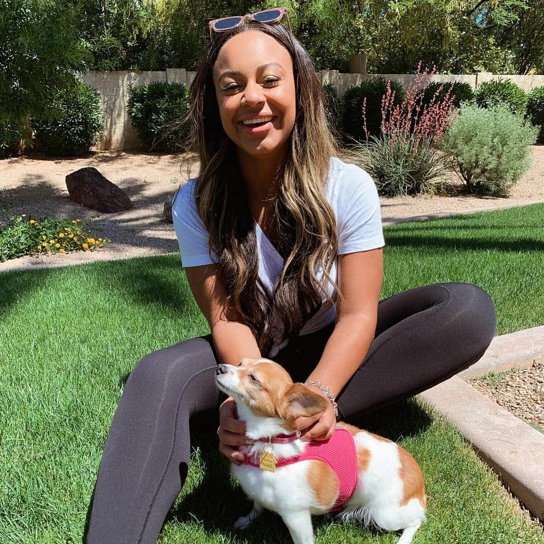 Nia Sioux Frazierさんのインスタグラム写真 - (Nia Sioux FrazierInstagram)「Sasha living for the sunshine🐶😂outfit: @fashionnova」5月3日 10時05分 - niasioux