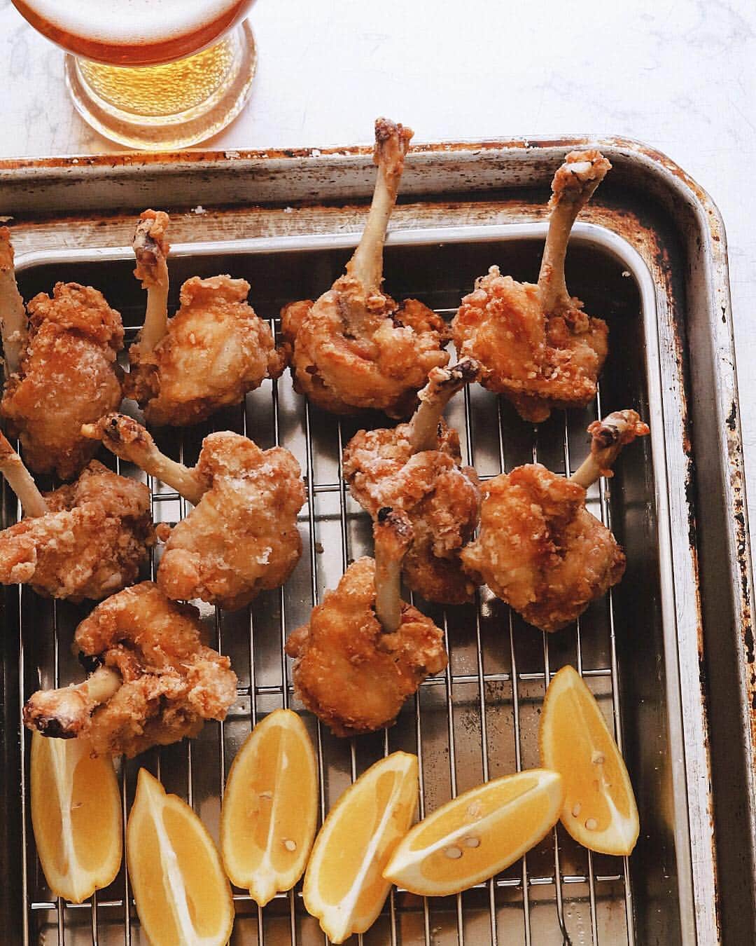 のインスタグラム：「Chicken and Potato . チキンとポテトと 揚げもの担当です。 まだ午前中なので ノンアルビールで。 よいＧＷ後半を🍻 . . #チキン #ポテト #唐揚げ #チューリップ唐揚げ #フライドポテト #Chicken #friedchicken #Potato #frenchfry」