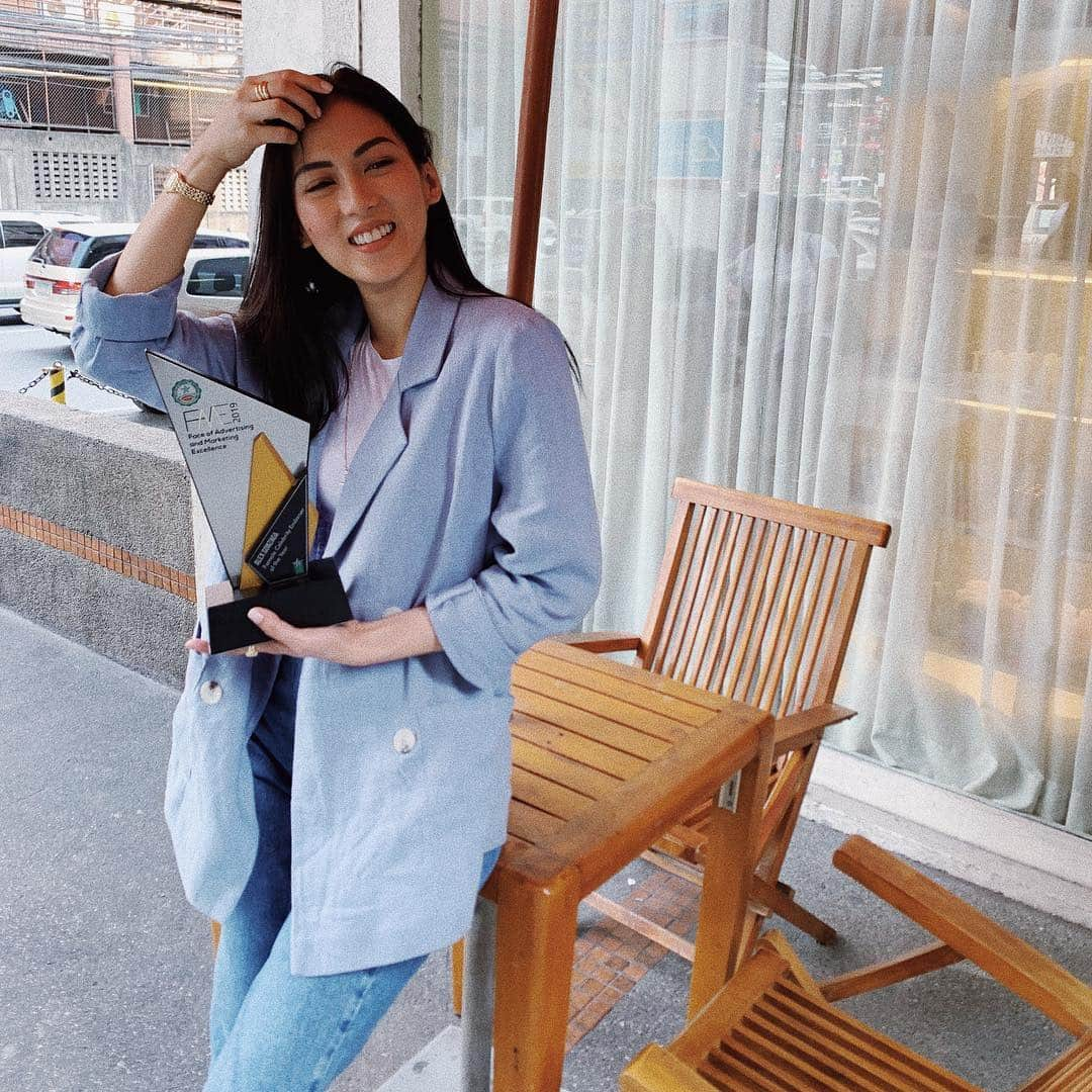 Alex Gonzagaさんのインスタグラム写真 - (Alex GonzagaInstagram)「Yung ang maganda lang sa picture yung award mo. Yung face mo iwan e! Thank you Lasalle Dasma for this FAME award of being your chosen female celebrity endorser of the year! I endorse you for this 😂」4月29日 14時29分 - cathygonzaga