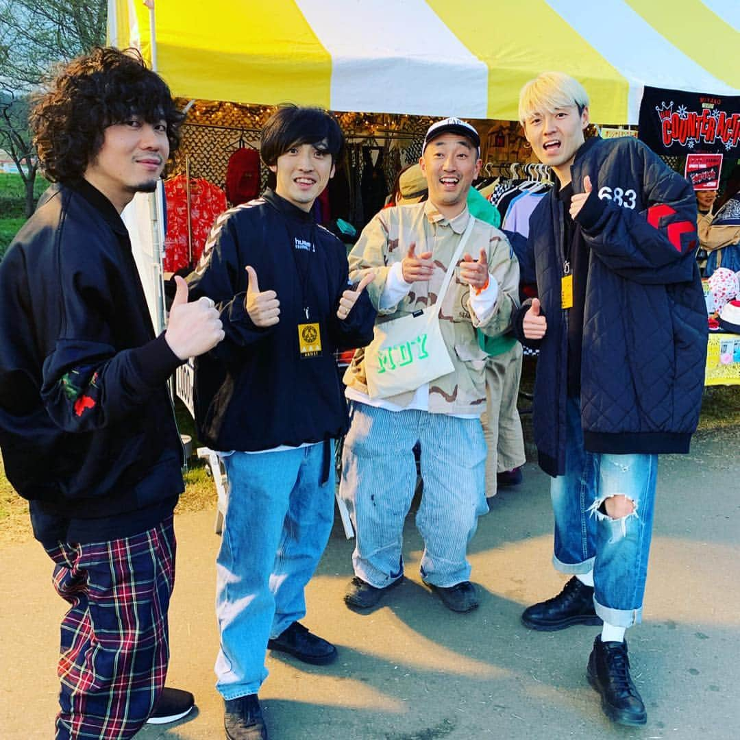 岡本伸明さんのインスタグラム写真 - (岡本伸明Instagram)「昨日のアラバキでMACKDADDYの日下部さんと！！！ お会いできて嬉しかった！ジョインしましょう^_^  釜石グラアカの平野さんとみちのくプロレスの拳剛(ケンゴ)選手とも！  平野さんにはいつも感謝っす！  東北パワー最高！！！ #アラバキ #mackdaddy #thetelephones」4月29日 14時30分 - nobu_okamoto2