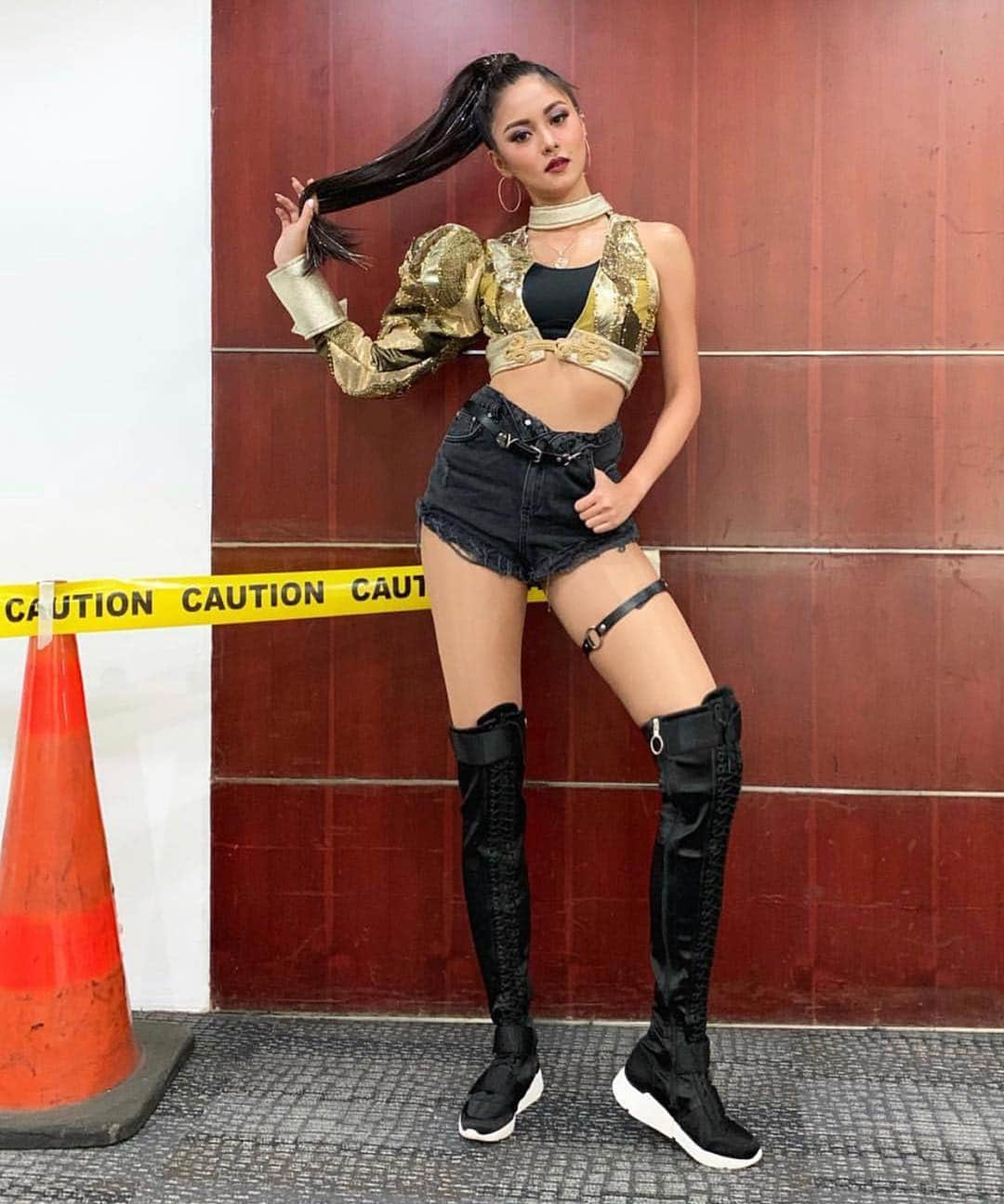 Kim Chiuさんのインスタグラム写真 - (Kim ChiuInstagram)「#KillThisLove 💣. thank you to my angel mamas yesterday for making me look like a kpop chenelyn!!! 😁 achieve!!!😍 thank you @abtkurniawan @iammjrone @adrianneconcept for keeping up with all my pegs!! hahahaha love you mamas!!💋💋💋 pa 5th member na talaga to!!!😅 . . last photo is dedicated to #myrnah new member from 🇵🇭 😂bwahahahahha @blackpinkofficial cto for the photo😁 .」4月29日 13時06分 - chinitaprincess