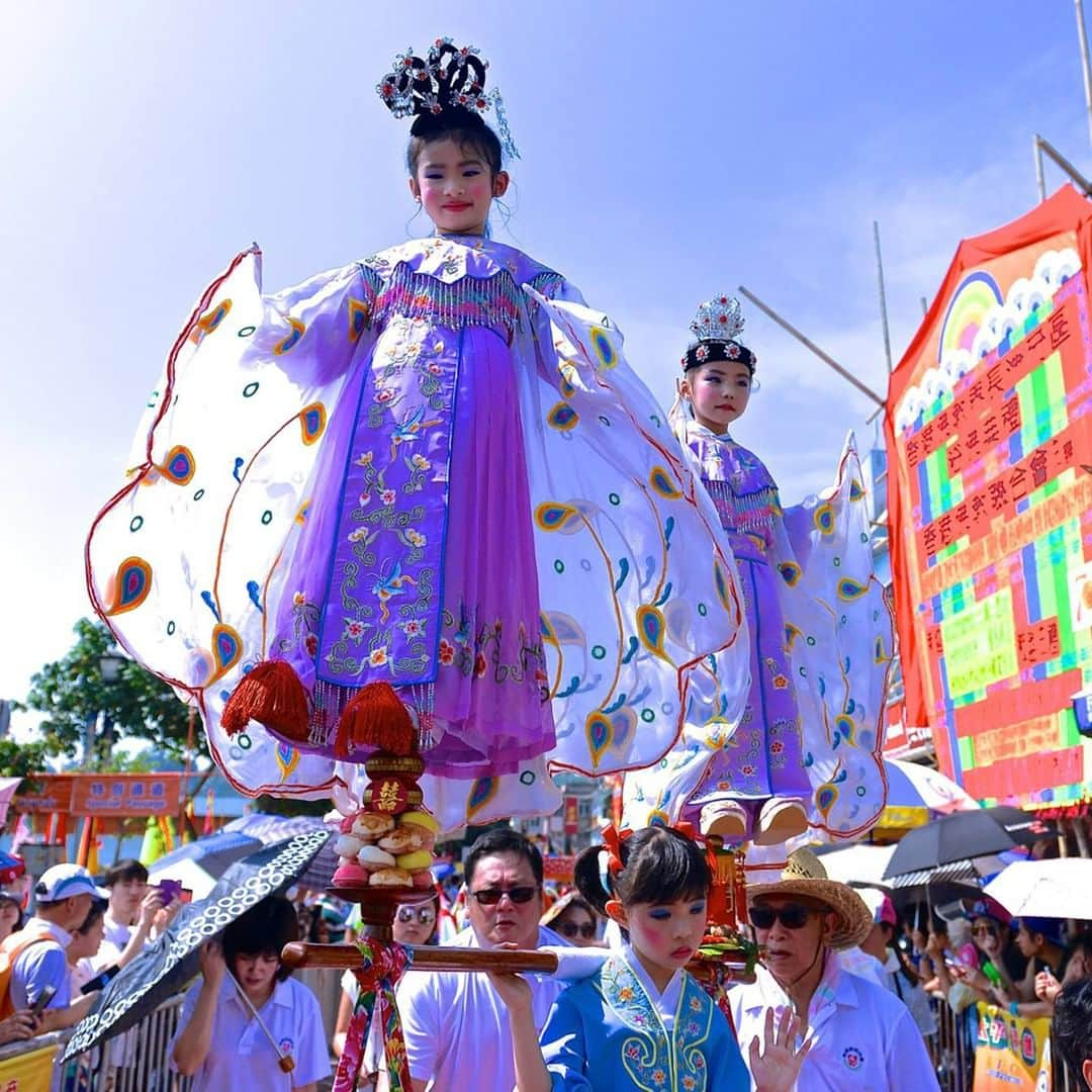 Discover Hong Kongさんのインスタグラム写真 - (Discover Hong KongInstagram)「Watch children ‘floating’ in mid-air at the Floating Colours Parade, part of the cultural celebrations during the Cheung Chau Bun Festival 9-13 May. 5月9至13日，別錯過道地又熱鬧的長洲太平清醮，去看獨一無二的飄色會景巡遊！ 5月9～13日は長洲島饅頭祭りです。宙に浮く子供を運ぶ行列や色鮮やかなパレードが、この伝統的なお祭りを盛り上げます。 #DiscoverHongKong」4月29日 13時01分 - discoverhongkong