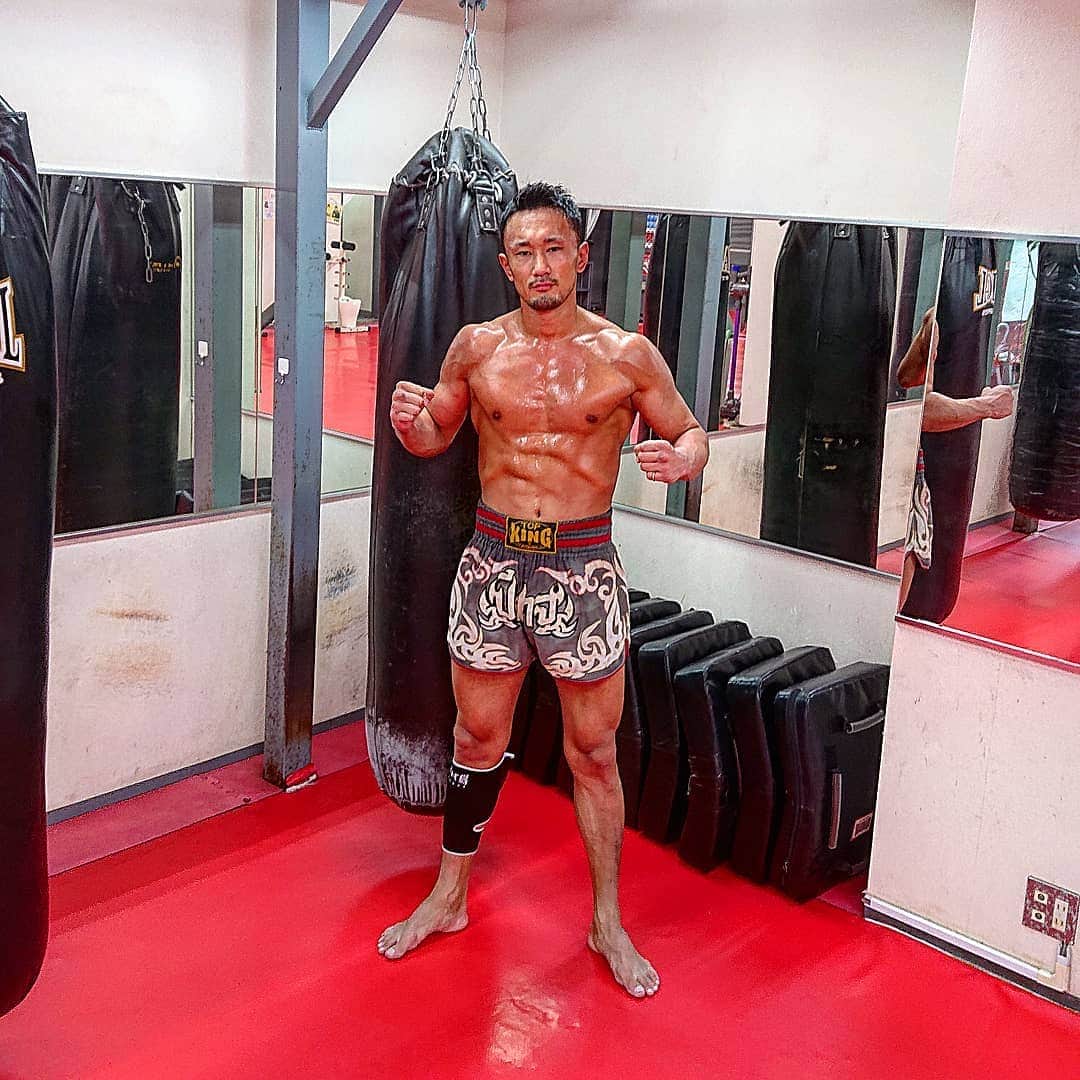 梅野源治のインスタグラム：「パンチを強化中👊👊👊 #training」
