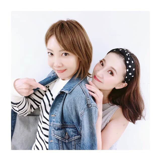 のインスタグラム：「昨日の私的な千穐楽に、、、 ちえさんが観に来て下さいました‼️ 私、知らなくて、、、 終演後に楽屋にいらして下さって、 とてもびっくり嬉しいサプライズでした♥️💕 ちゃっかりお写真も撮っていただきまして🙊💕 幸せなLASTです☺️✨ · 2枚目はまーちゃんと、としと一緒に💛 3枚目は、としが撮ってくれました🙈✨ · #笑う男 #ミュージカル #日生劇場 #LASTDAY #柚希礼音さん #ちえさん #嬉しい #☺️💕」