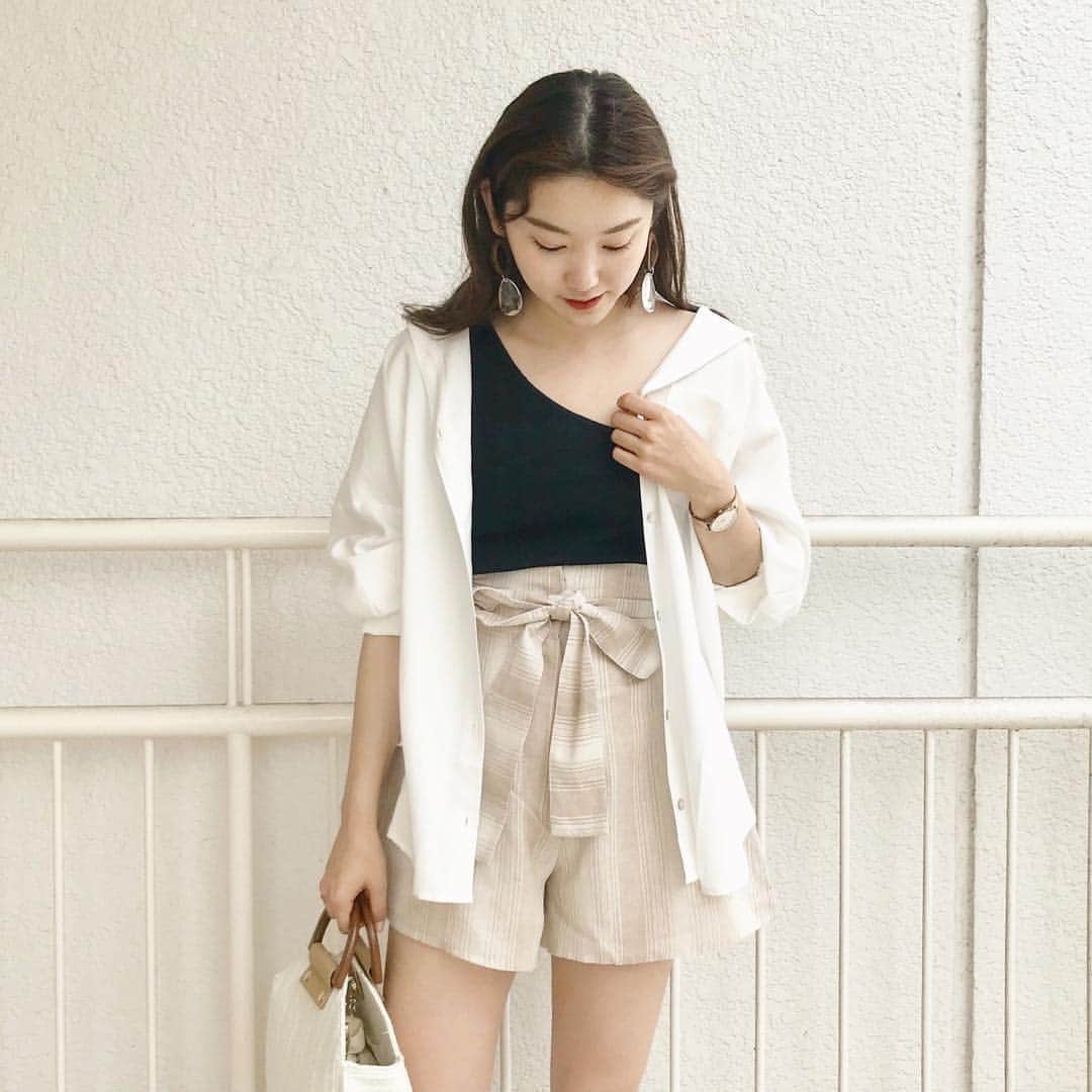 mina hinokuchiのインスタグラム：「. たまに履くショーパンも可愛い☀︎ BIGシャツ5分袖になって再入荷しました♡ 白何でも合うからずっと使ってる🌻🌻 . 昨日はLIVEご視聴して下さった方ありがとうございます♪♪ アーカイブ、IGTVにも残すので見逃した方や水着悩んでる方はぜひcheckしてください♡ すでに予約して下さった方も多かったのと＆優しいコメントが沢山で嬉しかったです😭✨ もうちょっと分かりやすく話せるように頑張ります〜🙏🏻🙏🏻🙏🏻🌼 今日も1日お待ちしてます✨ . #whoswhochico #salonbychico #フーズフーチコ #salonbychico_yokohama #mina_chicode」