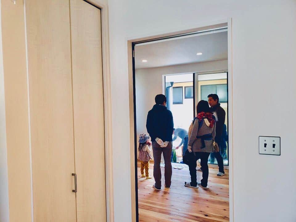 crie style クリエすずき建設のインスタグラム：「クリエすずき建設 平成最後の新築完成見楽会、無事終了いたしました✨ ご来場いただきました皆様、本当にありがとうございました！ 『「木」が香る、「木」の家 』、いかがでしたでしょうか。 イベント『 珪藻土で遊ぼう！』 も大盛況でした！ 住まいづくりのご参考になさっていただけましたら、幸いです。  次回、“令和” の見楽会にてお会いしましょう！ ・ ・ ・ 見楽会のお手伝いに来てくれた “くまちゃん”。 2日間の出張を終えて、常駐する柏ショールームへ戻っていきました（´-`）.｡oO (広報 丸山)  #完成見学会#見楽会 #木の家#珪藻土 #セカンドリビング #ルーフバルコニー#家事動線 #カフェ#豊四季 #戸建て#注文住宅 #バリアフリー #セカンドライフ#ユニバーサルデザイン #新築#リノベーション#リフォーム #ライフスタイル#住まいづくり #楽しく人生をデザイン #criestyle #クリエスタイル#crie#クリエ #すずき建設#クリエすずき建設 #クリエすずき#工務店 #柏市#柏」