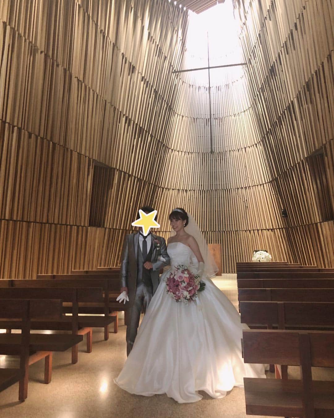 林弓束さんのインスタグラム写真 - (林弓束Instagram)「皆様沢山のお祝いのお言葉ありがとうございます😭✨✨✨ こんなに沢山の方に祝してもらえるとは思ってなくて、、 本当に本当に嬉しいです😭❤️ 昨日、無事に結婚式を終えることができました。 グランドハイアット東京で挙げさせてもらいました❗️ 本当に最高な時間でした👰✨✨ まだ夢のようでふわふわしてます、、 これから結婚式レポートみたいになっちゃうと思うんですが、、 たくさん写真挙げてもいいですか？笑 それともストーリーにしようかな、 いや、ブログにしようか、 悩みどころです。笑 @grandhyatttokyo_wedding」4月29日 13時13分 - hayashiyuzuka