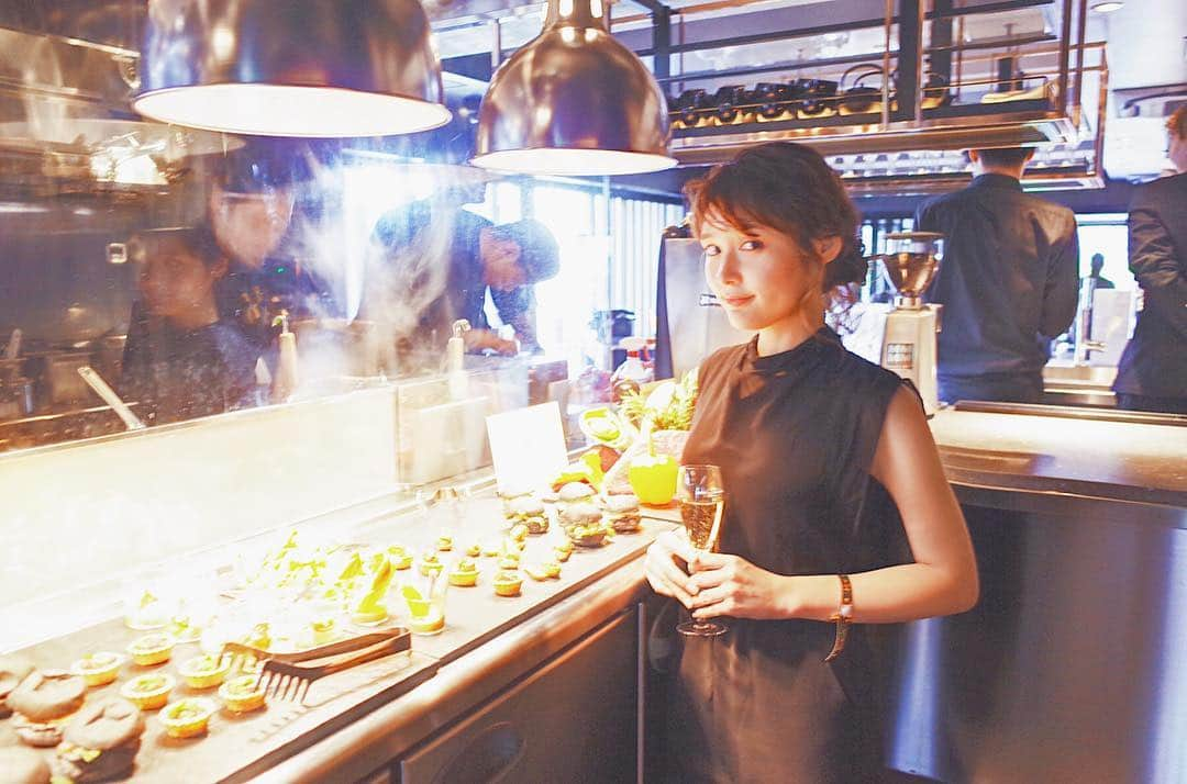 石川琴允さんのインスタグラム写真 - (石川琴允Instagram)「:MERCER BRUNCH TERRACE HOUSE KYOTO : マーサーブランチテラスハウス京都 @mercer_brunch_kyoto : 昨晩は :東京No1 カフェレストラン :MERCERのレセプション partyに ご招待頂いていました💓 : : 関西でいけるのは京都店のみ だそうで凄くお洒落な空間でした🥺 : 大きな窓と広い空間に ゆったりしたソファ💓 中心には焚火が燃えていて 暗くなればなる程凄く素敵な 雰囲気に🥰🥰 : 三条駅から徒歩3分の 川沿いなので京都の夕日の 景色を眺めながら 美味しい神戸牛とお野菜を ゆっくり頂けました☺️🐃🐂 : OPENは5/1で、 お昼はNYスタイルのブランチメニューと アフタヌーンティー 夜は大人なNYイタリアンで こだわりのステーキをメインに 頂けるそうです💓💓 : : 京都お立ち寄りの際は ぜひ、女子会にもデートにも きてみてほしいです☺️🙏🏻 : 私もプライベートでもまたきたいなぁ🥺 : : 素敵なpartyへ ご招待下さりありがとうございました︎💕︎ #mercerbrunch  #マーサーブランチ  #mercercafe  #マーサーカフェ  #京都 #京都グルメ  #京都カフェ」4月29日 13時19分 - kotopon09