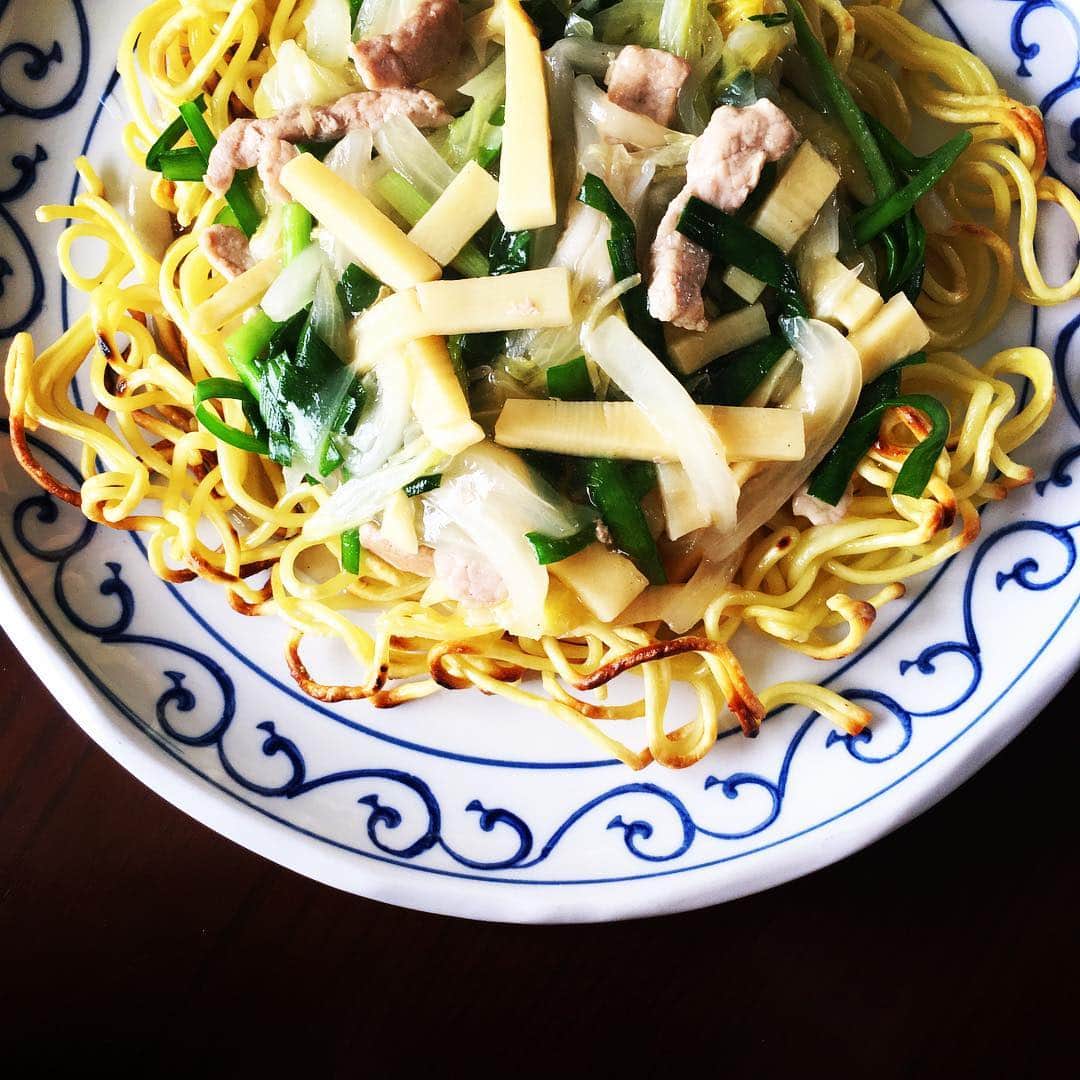 志摩有子さんのインスタグラム写真 - (志摩有子Instagram)「シュウマイがあるから、お昼はあんかけ焼きそば。豚肉、白菜、タケノコ、ニラ。麺をじっくり焼きつけてカリカリに。 #あんかけ焼きそば #家中華」4月29日 13時31分 - ariko418