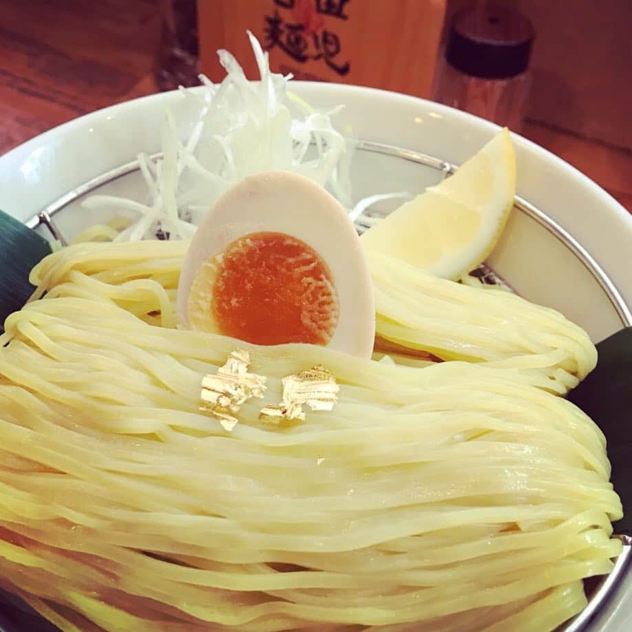 宮田麺児のインスタグラム：「ゴールデンウィーク中 宮田麺児 で T2Gゴールド頼むと 金粉が付いてくるぞ！！ 無くなり次第 終了！ 急げ宮田麺児 狙えインスタ映え 目指せ インフルエンサー！ #宮田麺児#映え#インスタ映え#金粉#特別#ゴールド#ゴールデンウィーク#つけ麺#豪華」